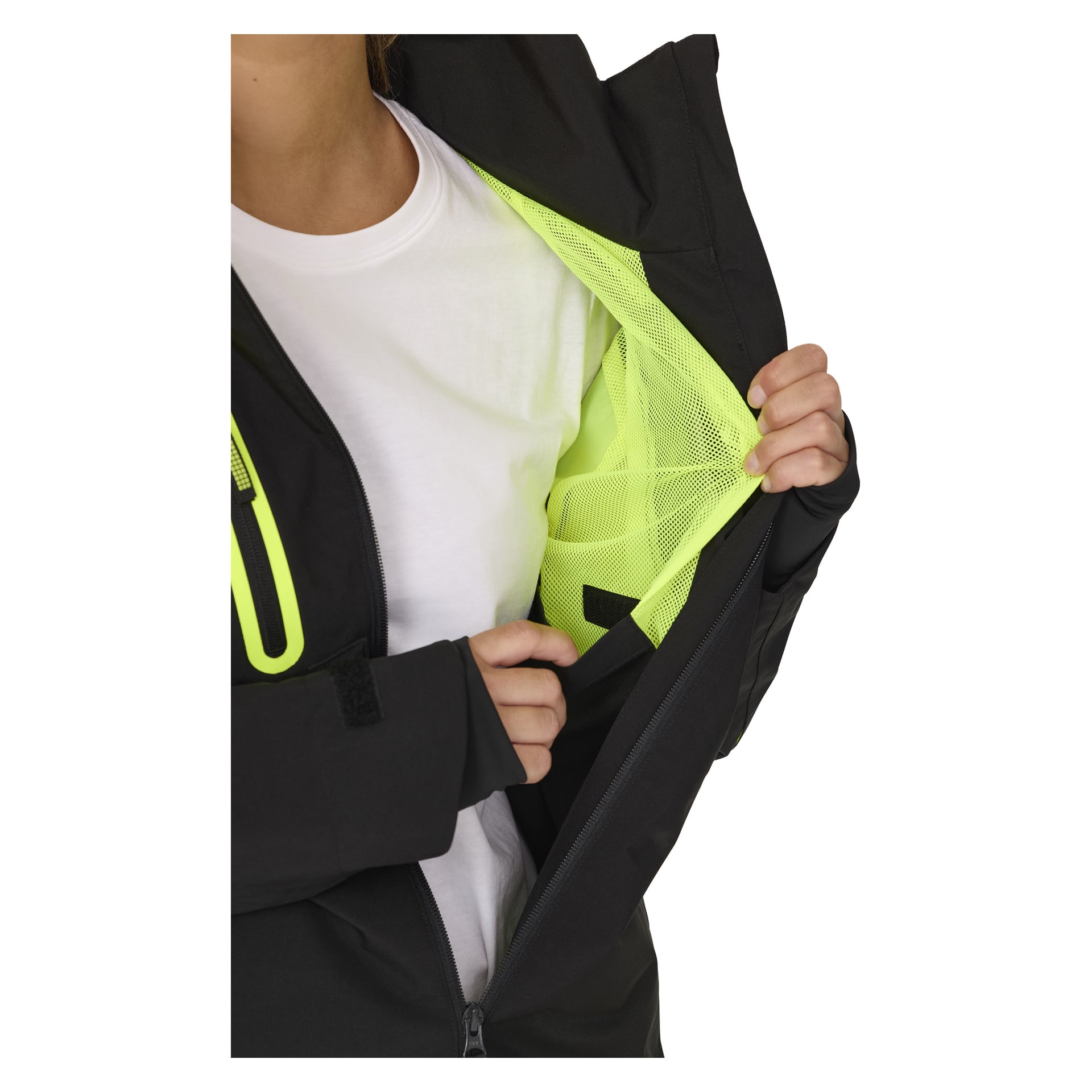 Henkilö mallintaa Bluewear Women's stretch shell -takkia Rebeccaa, avaa mustan takin vetoketjun ja paljastaa kirkkaan keltaisen verkkotaskun sisätaskun, jossa kuva keskittyy hänen vartaloonsa ja käsiinsä.