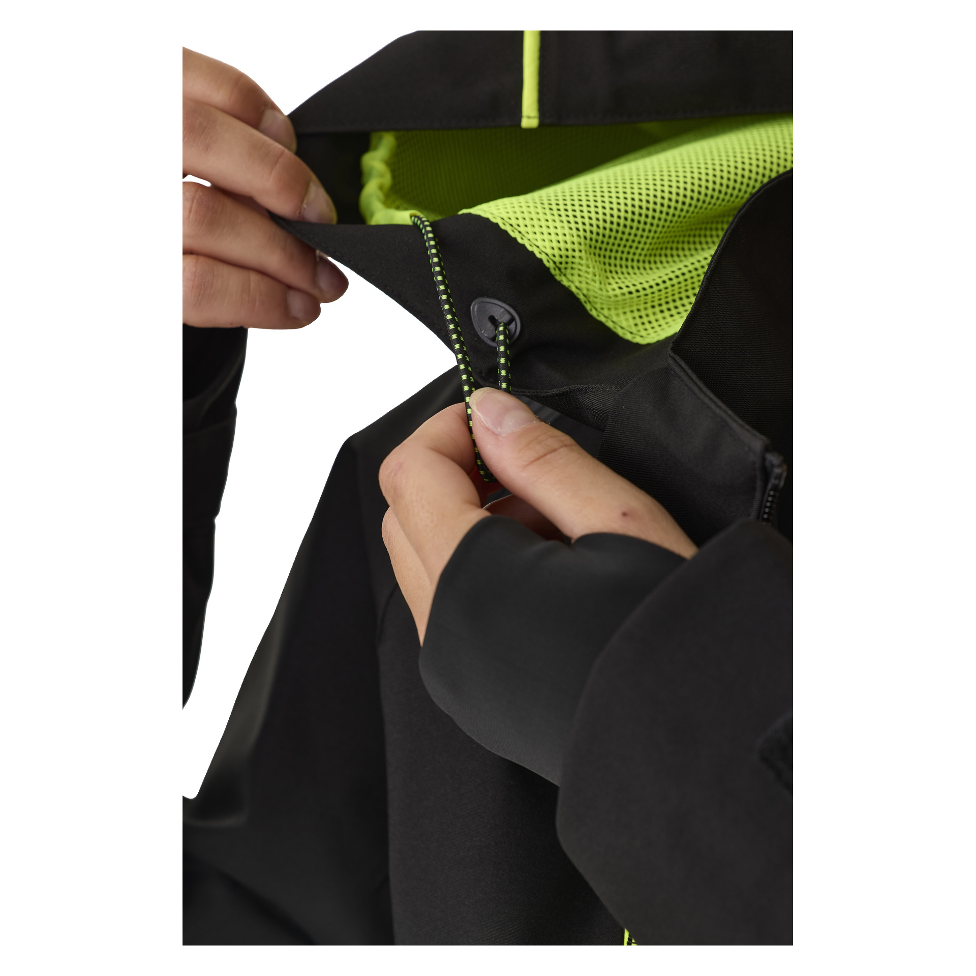 Lähikuva jostakusta kiristää Bluewear Women's stretch shell -takin Rebeccan huppua, kiinnittäen huomiota mustaan materiaaliin, jossa on neonkeltainen verkkovuoraus ja yksityiskohtainen käsityö.