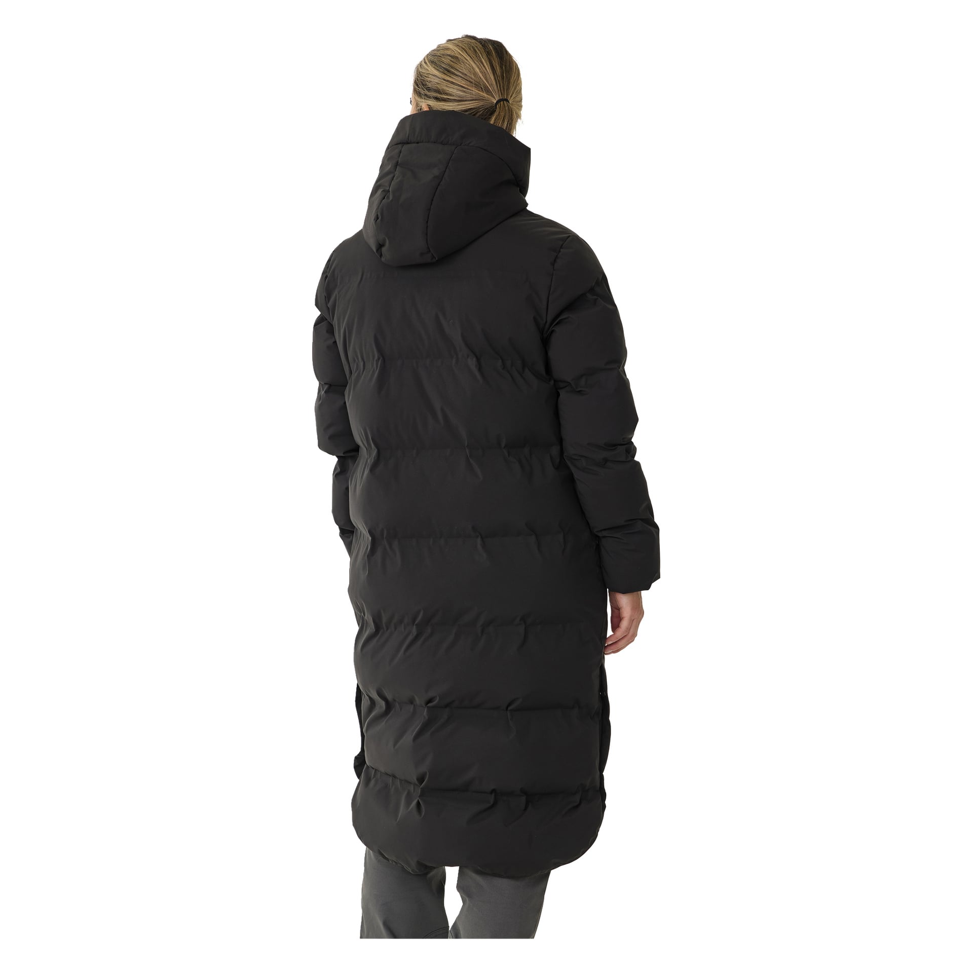 Vaaleat hiukset poninhännälle sidottu henkilö katsotaan takaapäin, yllään Kayoba Outdoor Women's Storlien -talvitakki – pitkä, musta, tikattu pallopuku, jonka huppu ulottuu polvien alapuolelle.