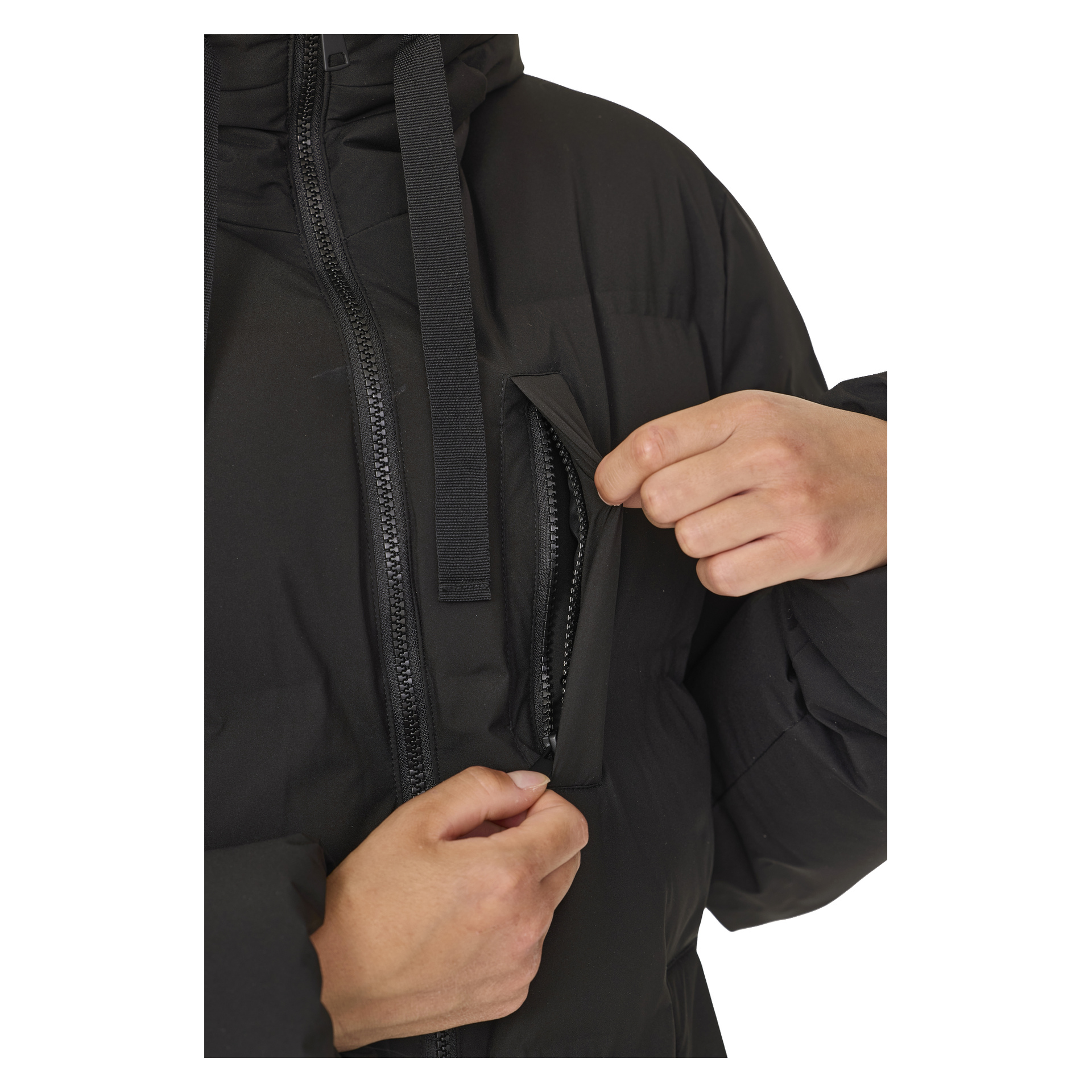 Henkilön käsi avaa mustan Kayoba Outdoor Women's Winter Coat Storlienin pystysuoran rintataskun. Takissa on huppu nyöreillä ja etuvetoketju.