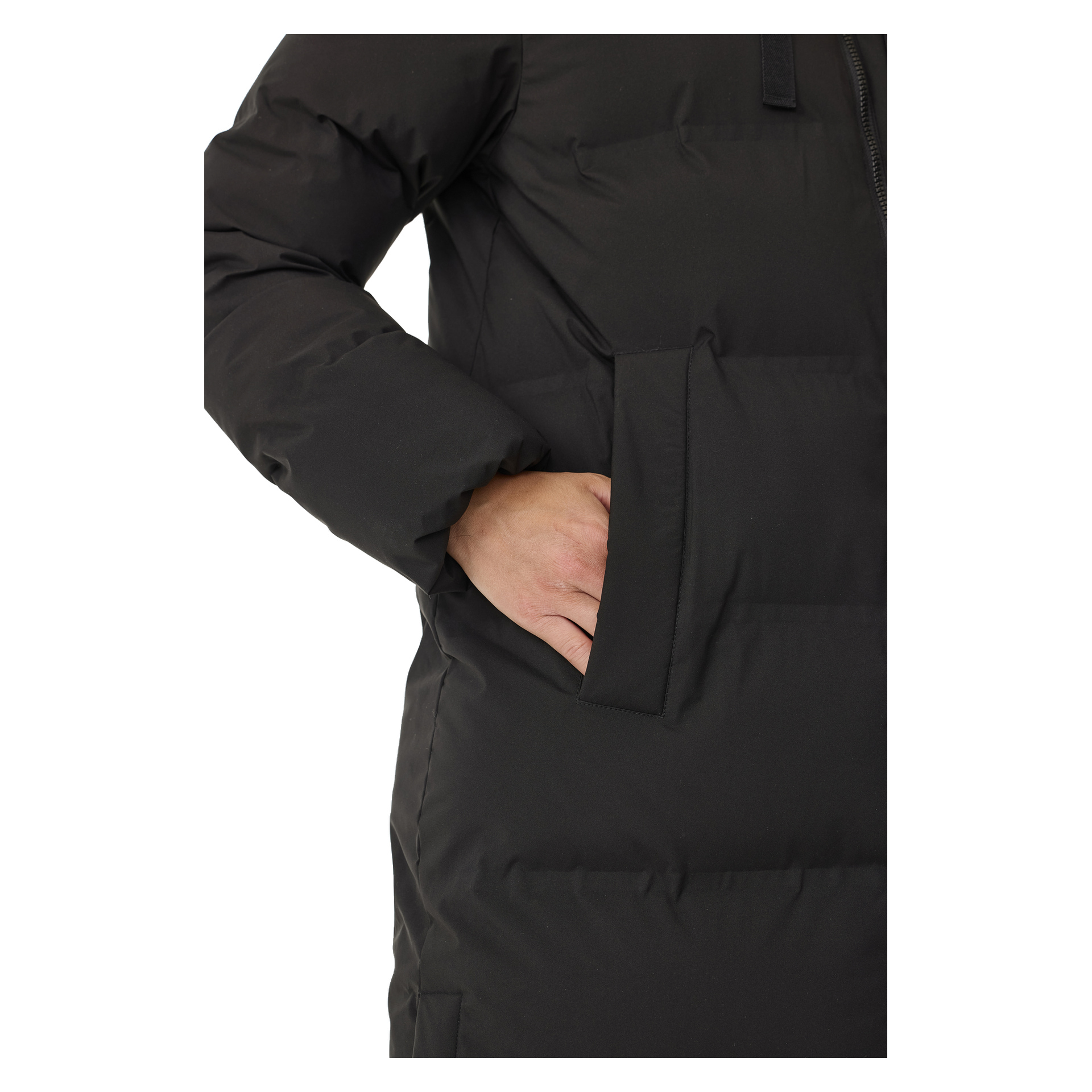 Henkilö mallintaa Kayoba Outdoor Women's talvitakkia Storlien mustana, vasen käsi osittain etutaskussa. Painopiste on takin vartalossa ja käsivarsiosissa.