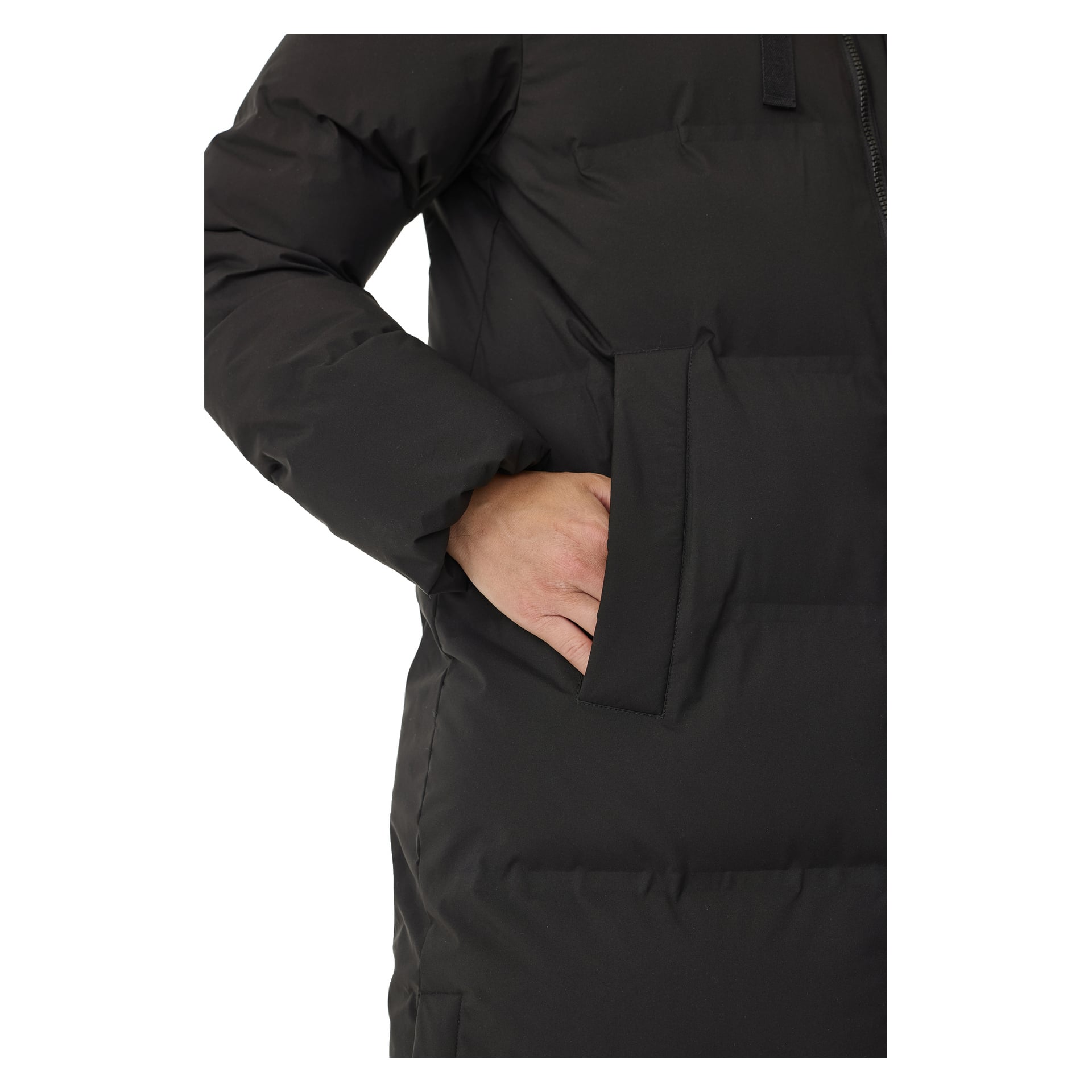 Henkilö mallintaa Kayoba Outdoor Women's -talvitakkia Storlien, joka näkyy vartalosta vasemman käden sivutaskussa. Näkyvissä on vain käsivarsi ja vartalo.