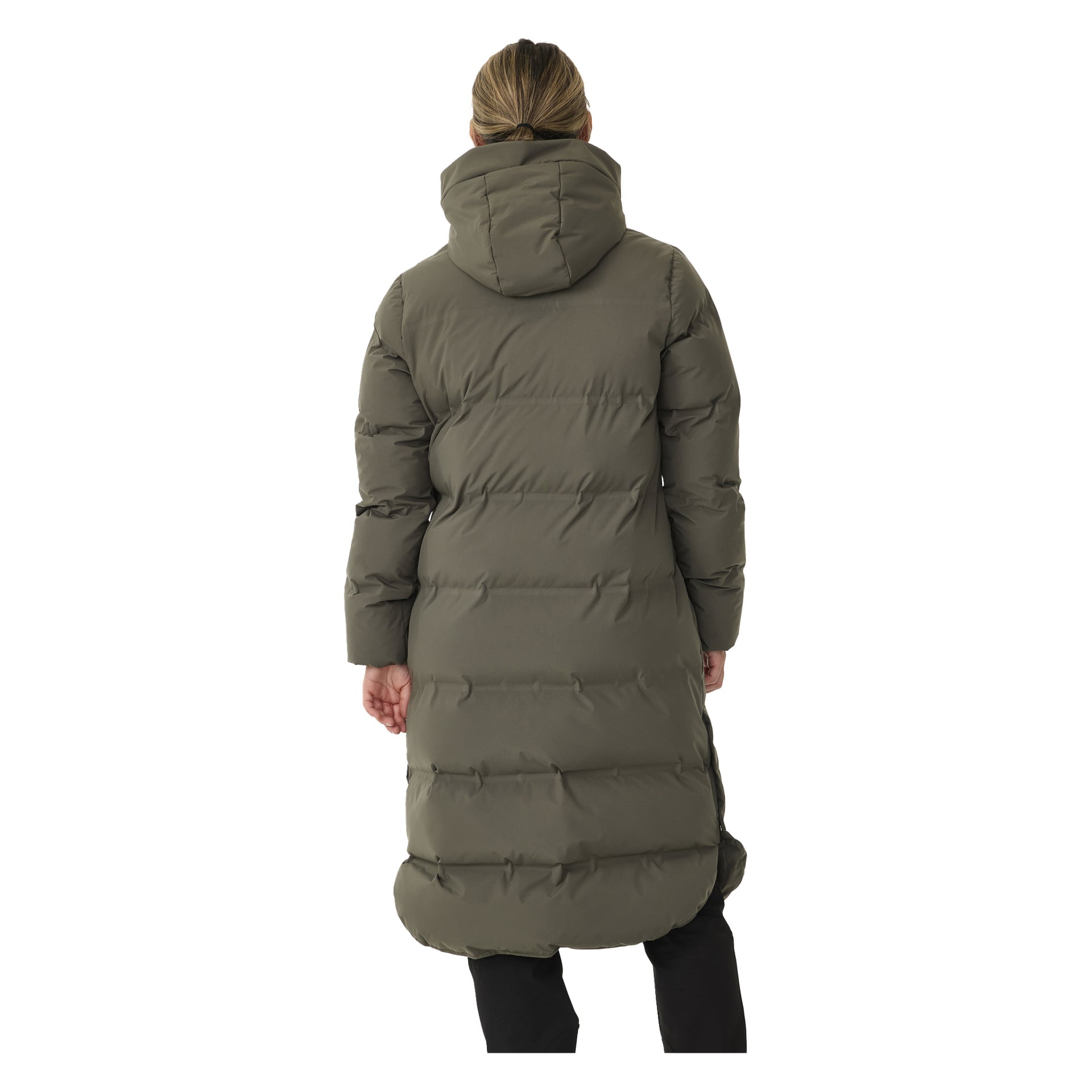 En kvinna med ljusbrunt hår uppsatt i en hästsvans syns bakifrån, klädd i en olivgrön Kayoba Outdoor Women's winterrock Storlien. Kappan har horisontell quiltning, en huva och faller under knäna. Hon är också klädd i svarta byxor.