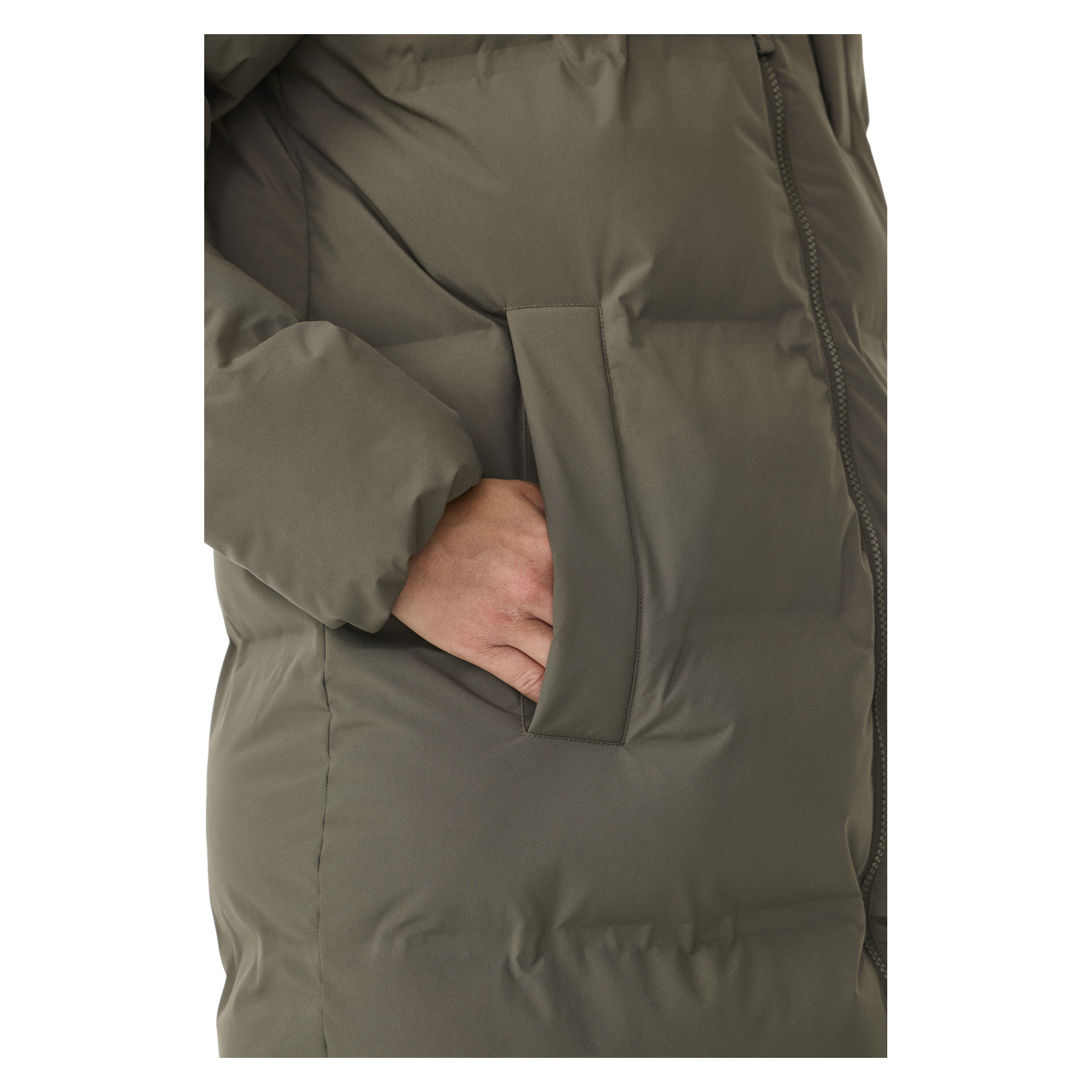 Käsi on osittain työnnetty oliivinvihreän Kayoba Outdoor Women's Storlien -talvitakin taskuun, keskittyen hihaan ja taskuun; oikealle puolelle ilmestyy vetoketjusauma.