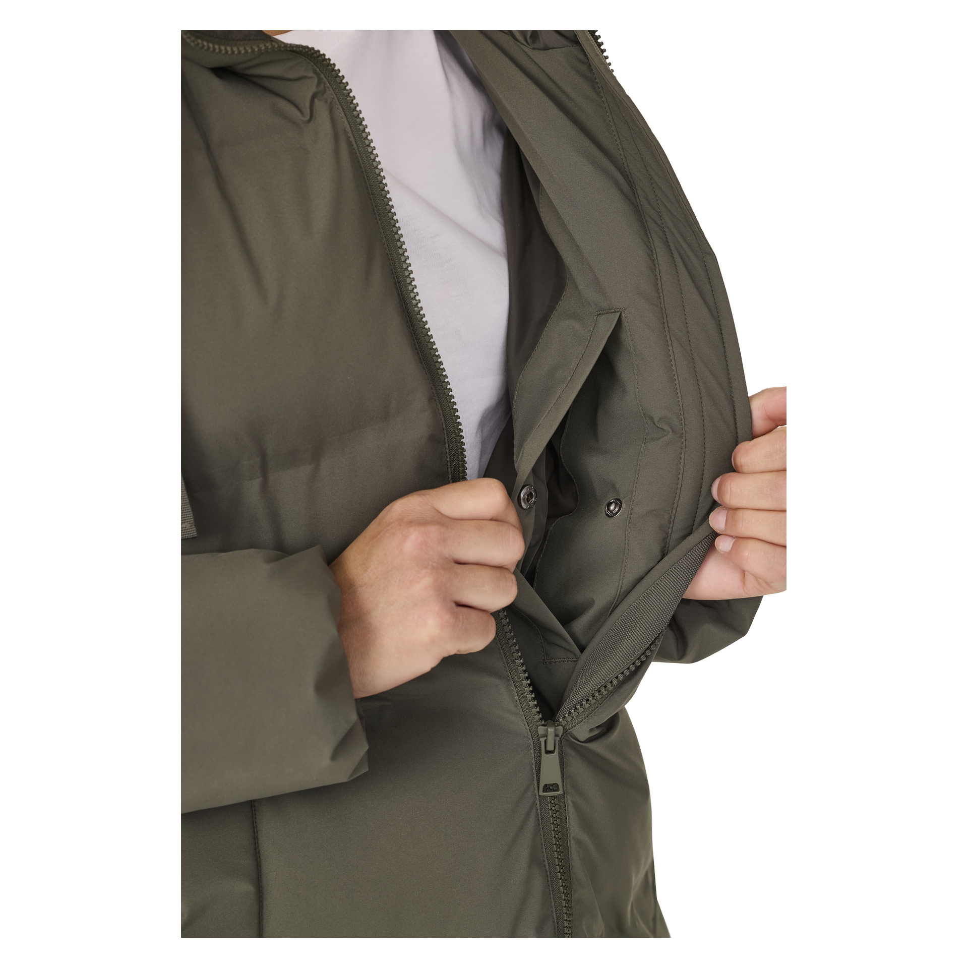 Henkilö esittelee Kayoba Outdoor Women's Storlien -talvitakin oliivinvihreänä avaamalla etuvetoketjun ja paljastamalla sisäpuolen napit, paljastaen valkoisen paidan.