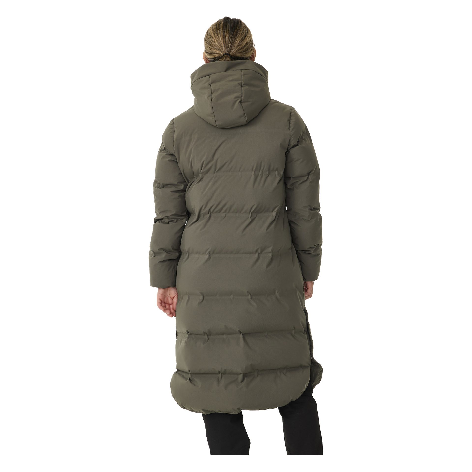 Henkilö, jolla on sidottu vaaleat hiukset, esittelee Kayoba Outdoor Women's Storlien -talvitakin, pitkän oliivinvihreän pufferin hupulla ja mustien housujen kanssa, seisoo selin kameraan päin.