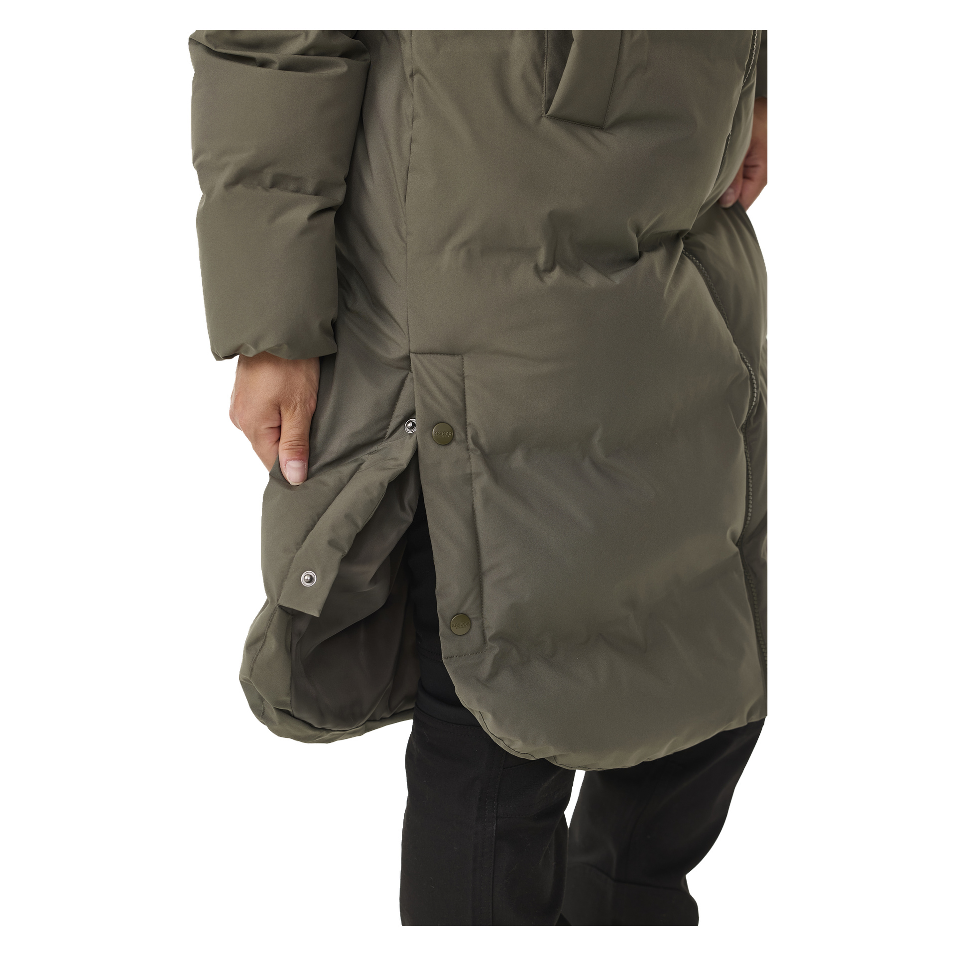 Joku mallintaa Kayoba Outdoor Women's Winter Coat Storlienin, oliivinvihreän, pitkän pallotakin, jossa on sivunapit, pitäen avointa läppää yhdellä kädellä. Mustat housut näkyvät takin alla.