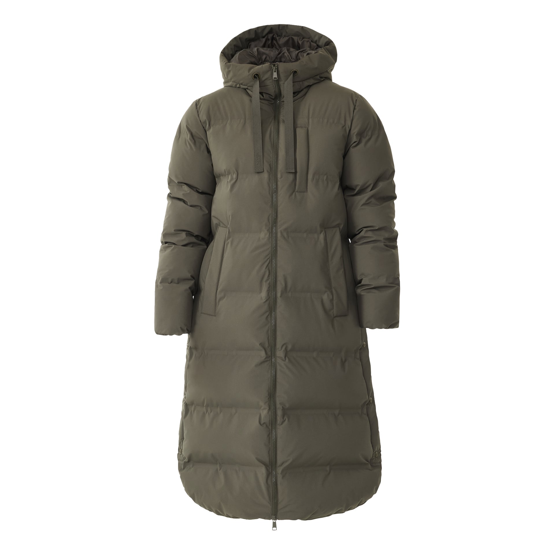 En lång, olivgrön dampuffjacka från Kayoba Outdoor som heter Storlien. Kappan har ett quiltat mönster, en justerbar huva med dragsnören, går ner till knäna och har en dragkedja framtill. Det finns två rymliga fickor framtill och en extra ficka på bröstet.