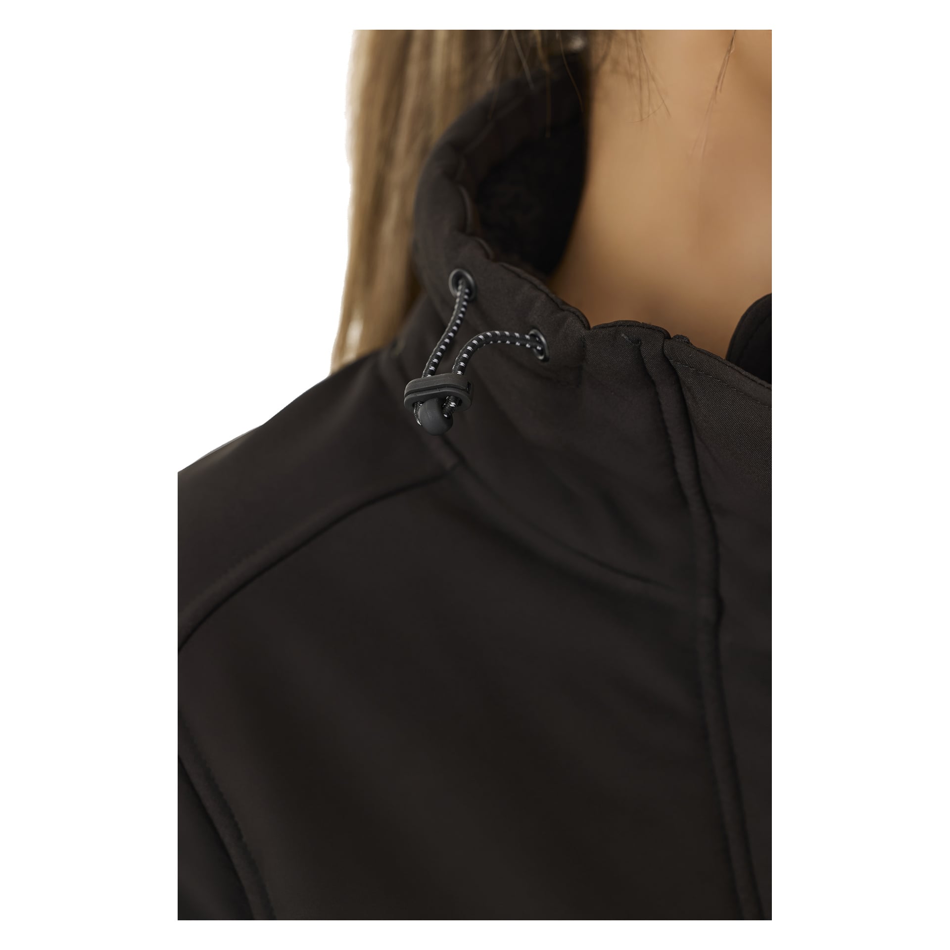In einer Nahaufnahme trägt eine Person die schwarze Softshelljacke der Bluewear Woman, Long Gunnel. Das Bild konzentriert sich auf den hohen Kragen und die verstellbare Kordelschnur an Schulter und Hals, was die Textur und Designdetails des Stoffes deutlich zeigt.
