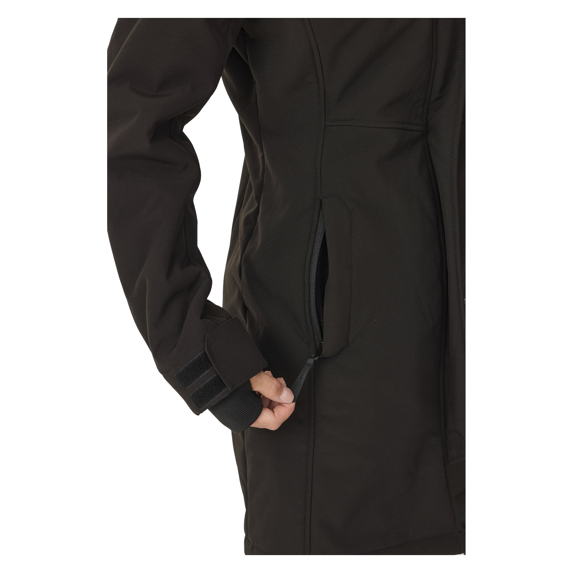 Eine Person ist vom Oberkörper abwärts sichtbar, gekleidet in eine Bluewear Woman's Softshell-Jacke (Long Gunnel), die mit einer Hand den Reißverschluss einer Seitentasche zuzieht. Nur ihr Oberkörper und eine Hand sind sichtbar, mit einem Velcro-Riemen nahe dem Handgelenk des Ärmels.
