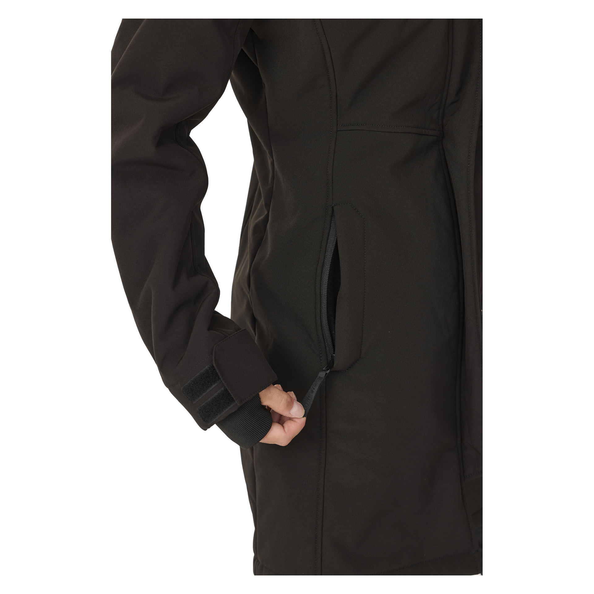 Henkilö, joka näkyy vartalosta käsivarteen, käyttää oikeaa kättään avatakseen Bluewear Womenin pitkän Gunnel-softshell-takin sivutaskun. Tummassa takissa on hihakalvosima, jossa on koukku- ja lenkkikiinnitys.