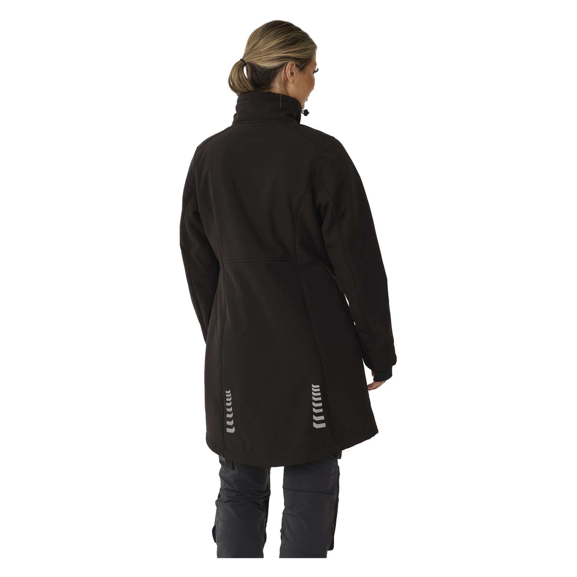 Von hinten gesehen trägt man die Long-Gunnel-Softshell-Jacke der Bluewear Woman – einen komplett schwarzen Mantel mit reflektierenden Streifen am unteren Saum. Ihr Haar ist zu einem tiefen Pferdeschwanz gebunden, und sie tragen dunkle Hosen.