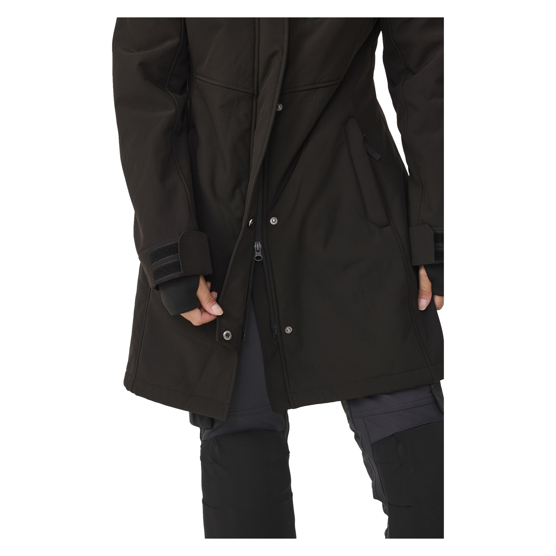Henkilö mallinnaa Bluewear Womenin pitkää Gunnel-softshell-takkia mustana, jossa on sekä vetoketju että napit. Takki on osittain auki, paljastaen tummat housut alla. Näkyvissä on vain vartalo ja yläraajat, kädet tarttuvat turkkiin.