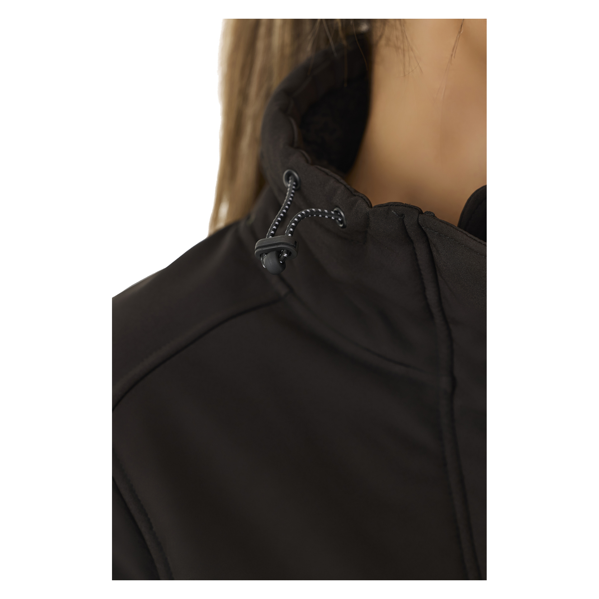 Lähikuvassa henkilö, joka on pukeutunut mustaan Bluewear Woman's Softshell -takkiin, Long Gunnel. Näkyvissä ovat alaosa, kaula ja toisen olkapään osa. Takin korkeassa kauluksessa on säädettävä nyöri tiukasti kauluksesta.