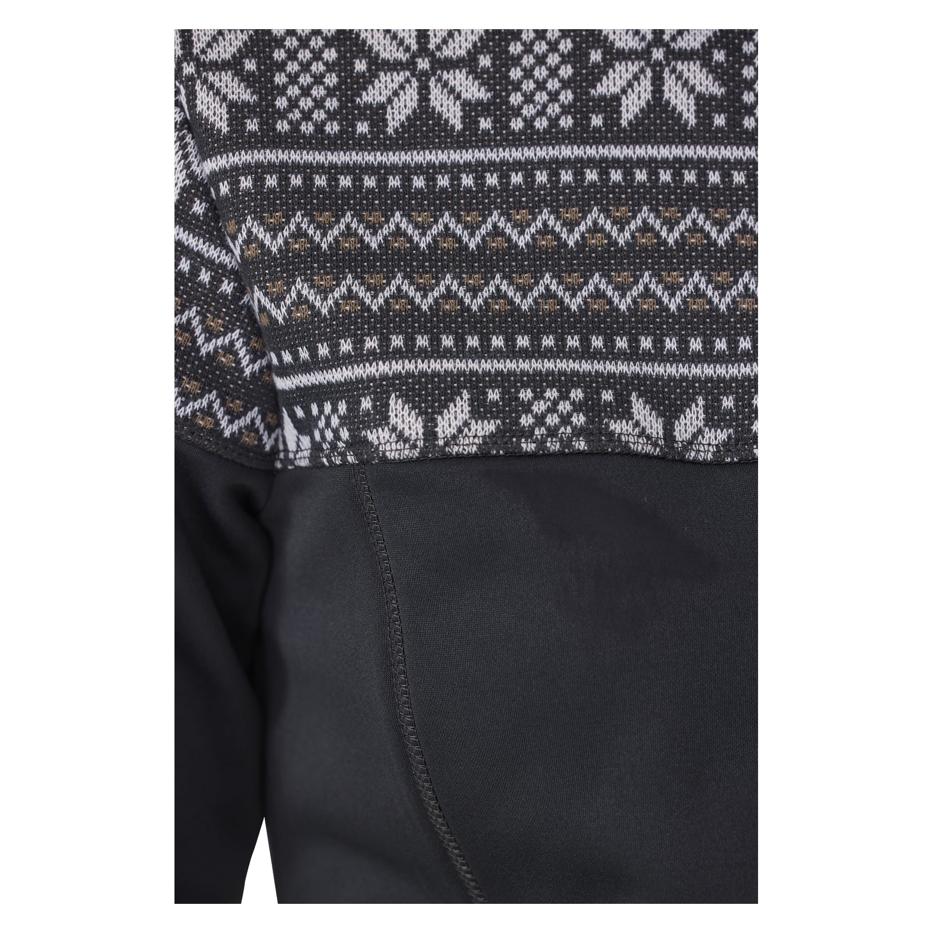 Detaljerad vy av Kayoba Outdoor Women's Valbo mellanlagers-tröja, som framhäver ett svart segment med en framträdande söm bredvid en kontrasterande panel som visar en intrikat vit och mörkgrå nordisk geometrisk stickad design.