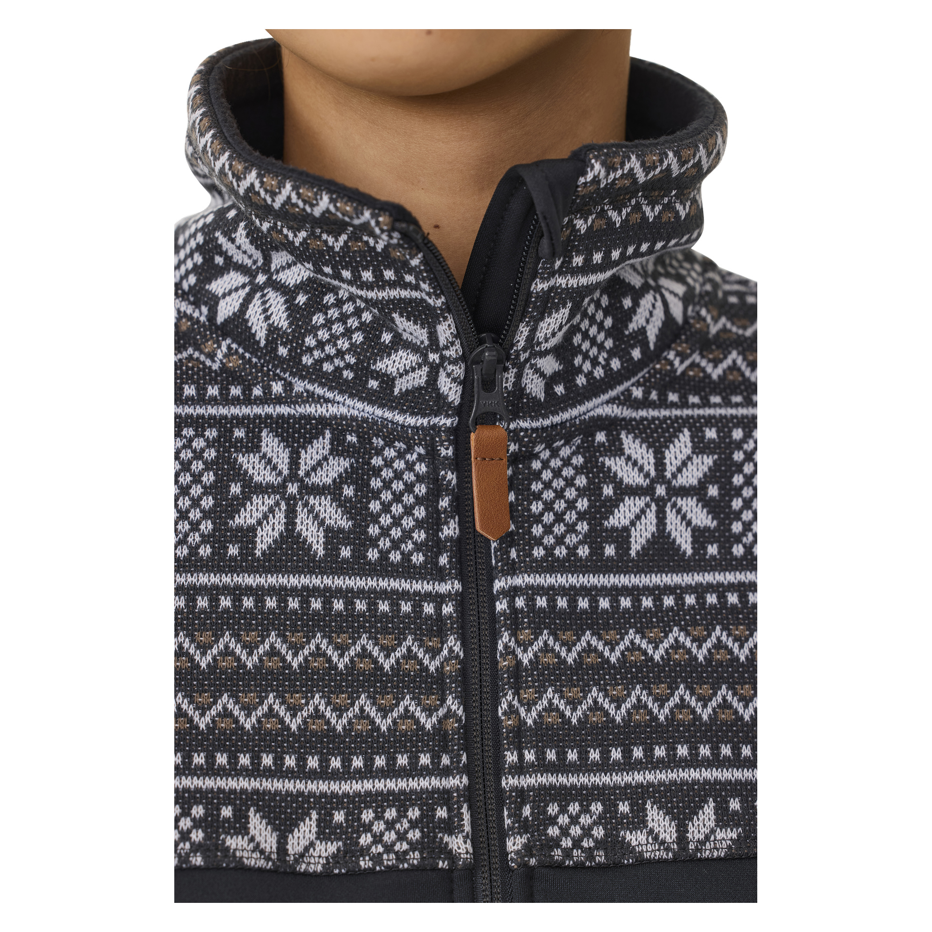 Lähikuva henkilöstä, joka käyttää Kayoba Outdoor Women's mid-layer -villapaitaa Valboa, jossa näkyy vetoketjullinen etuosa, jossa on musta, valkoinen ja harmaa pohjoismainen lumihiutalekuvio. Vetoketjun päällä on pieni ruskea nahkainen vetoketju. Vain alaosa ja kaula näkyvät.