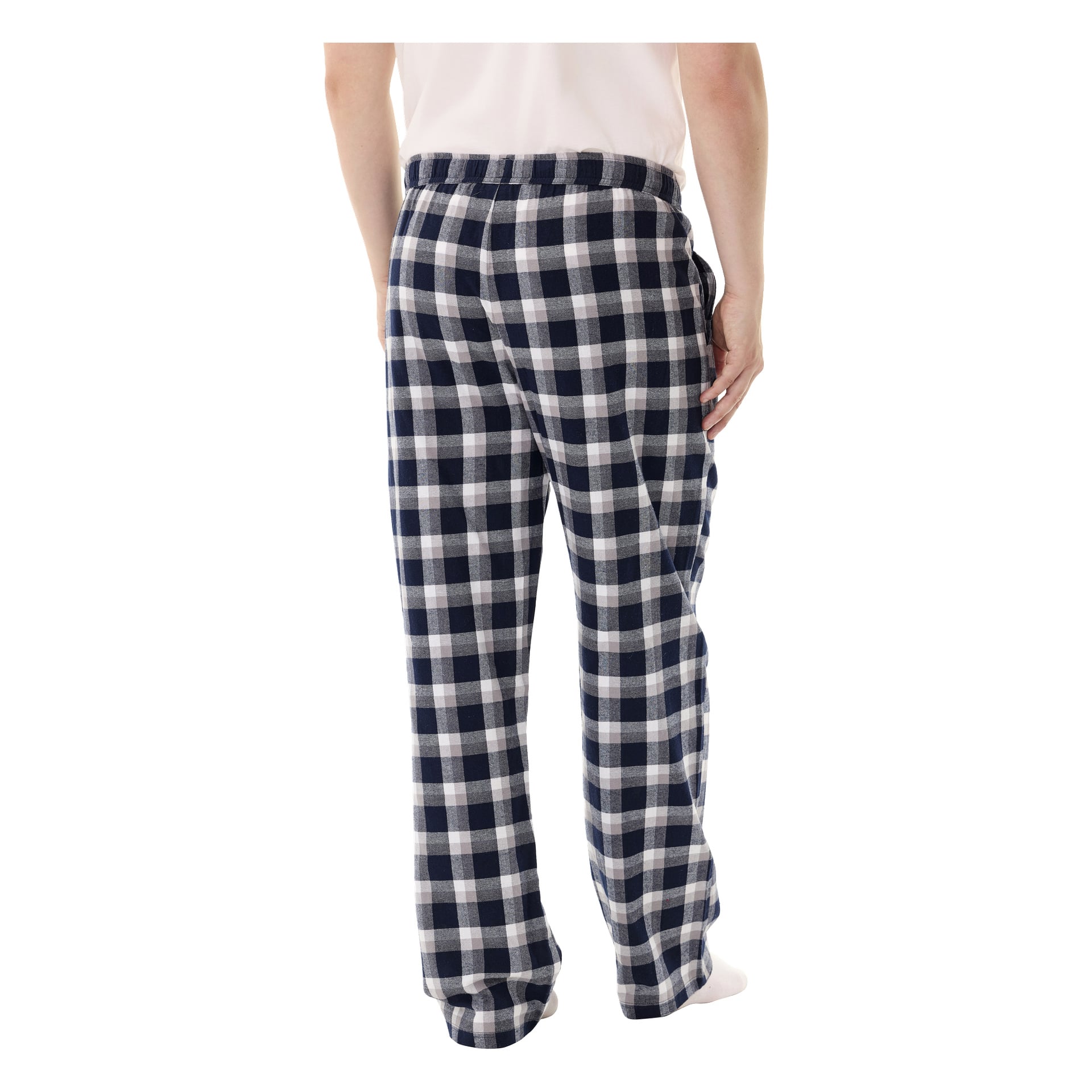 En person syns bakifrån, klädd i en vit t-shirt och Bluewear pyjamasbyxor med blå, grått och vitt rutigt mönster.