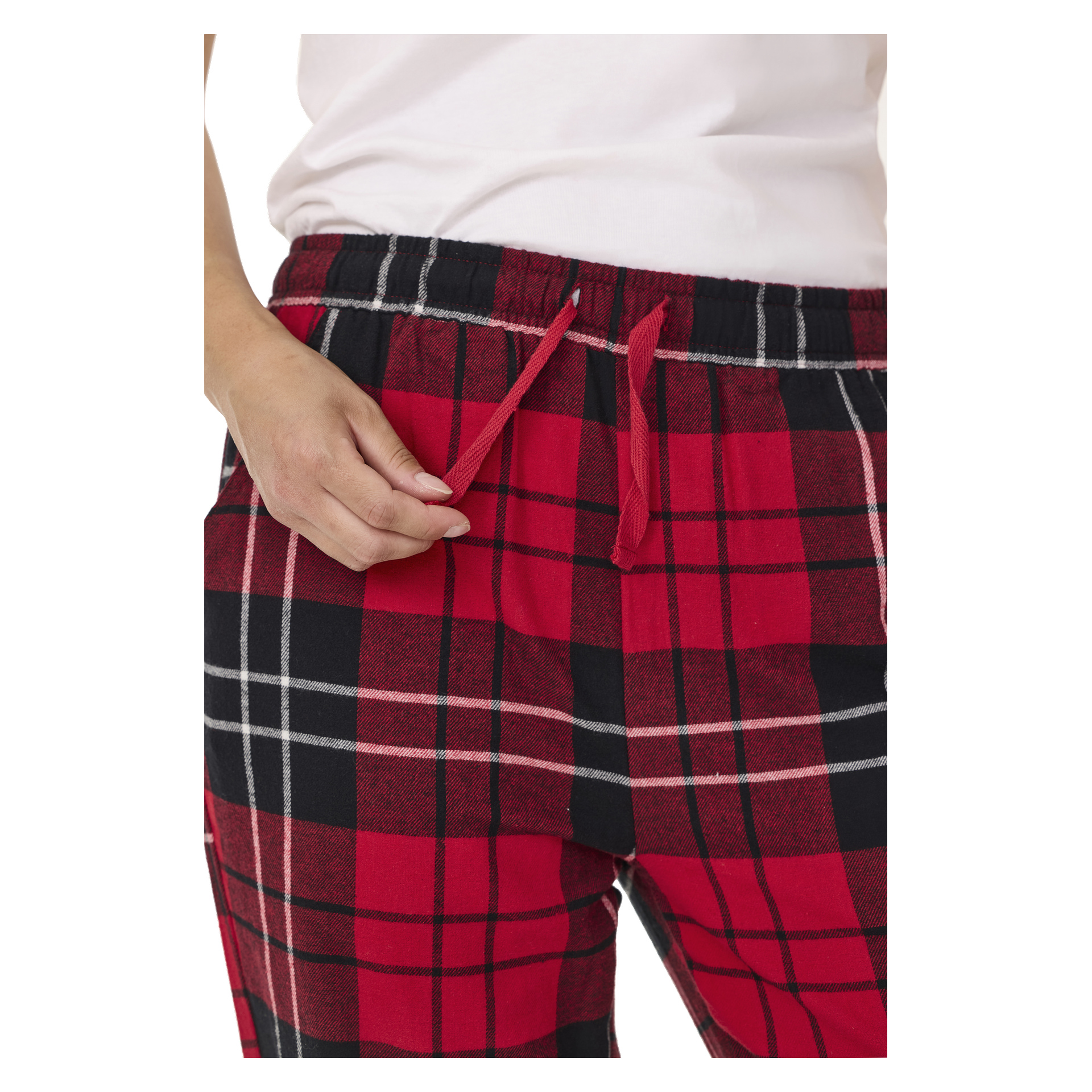 En persons nedre bål och hand syns, klädd i Bluewear pyjamasbyxor med ett rött och svart rutigt mönster och en vit skjorta. En hand håller i midjebandets dragsko.
