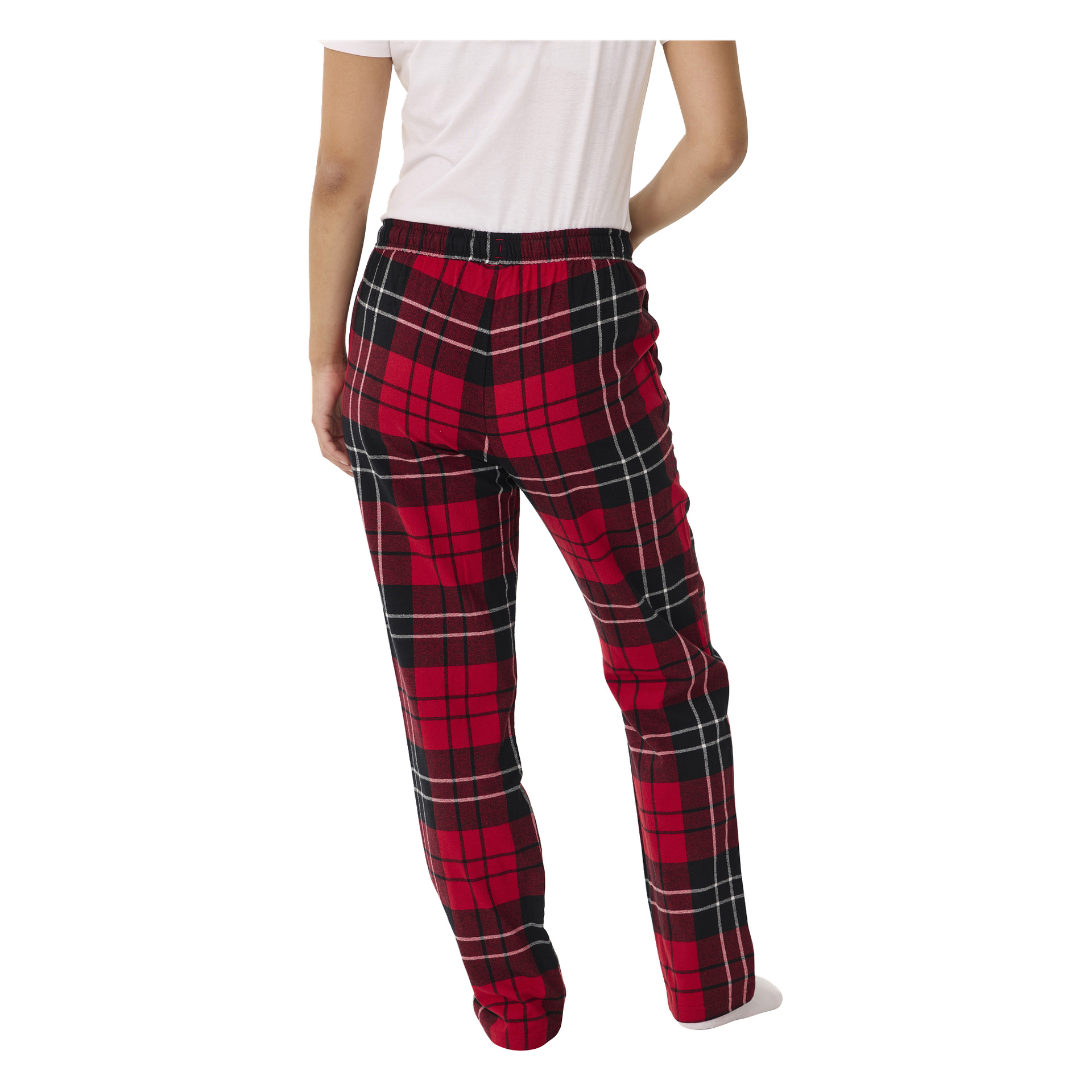 En person ses bakifrån iklädd Bluewear-pyjamasbyxor med röd, svart och vit rutig design, tillsammans med en vit skjorta.