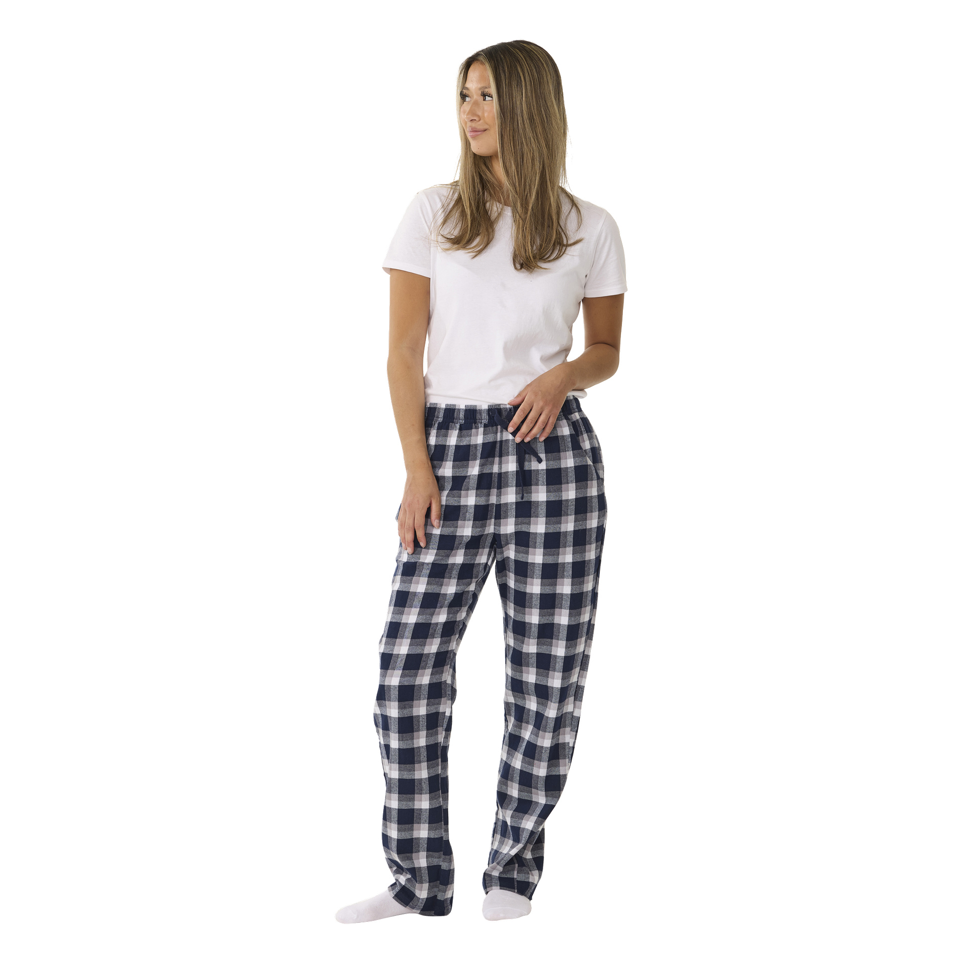 En person står med ansiktet åt vänster, klädd i en vit kortärmad t-shirt, blå- och vitrutiga pyjamasbyxor med blått och vita strumpor. Deras raka ljusbruna hår är löst och de har ett neutralt ansiktsuttryck.