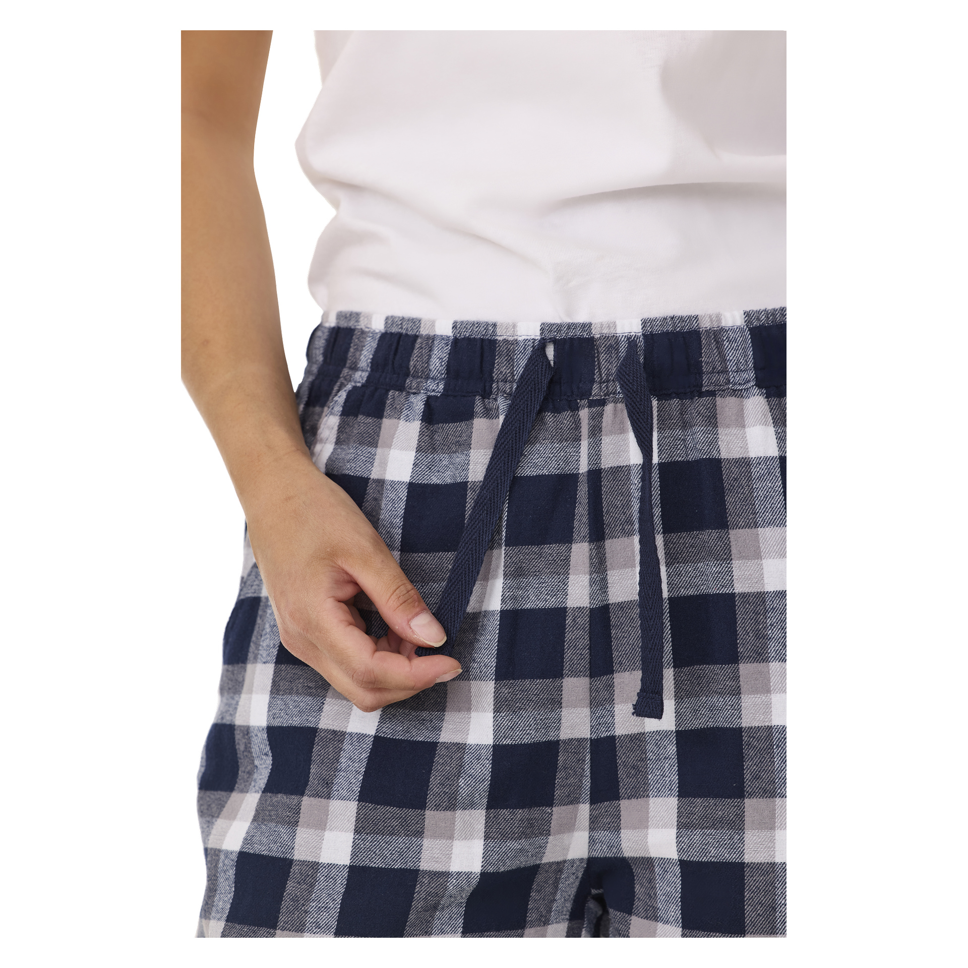 En person som bär en vit skjorta drar åt midjebandet på Bluewears blåvita rutiga pyjamasbyxor.