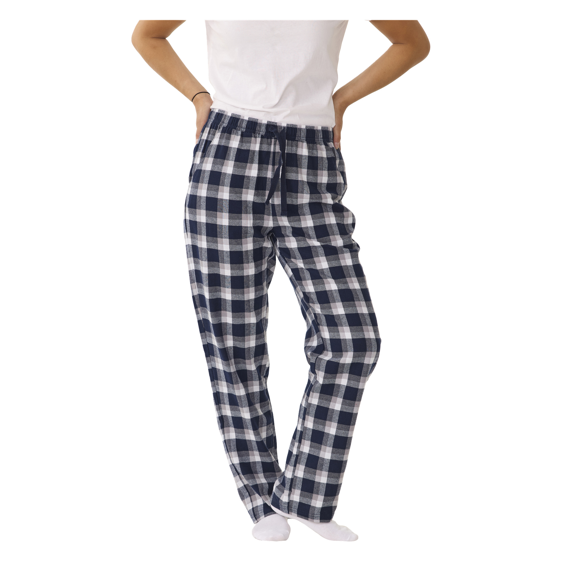 En person med händerna i fickorna ses bära en vit skjorta, blå- och vitrutiga Bluewear pyjamasbyxor och vita strumpor. Fotot är beskuret ovanför axlarna.