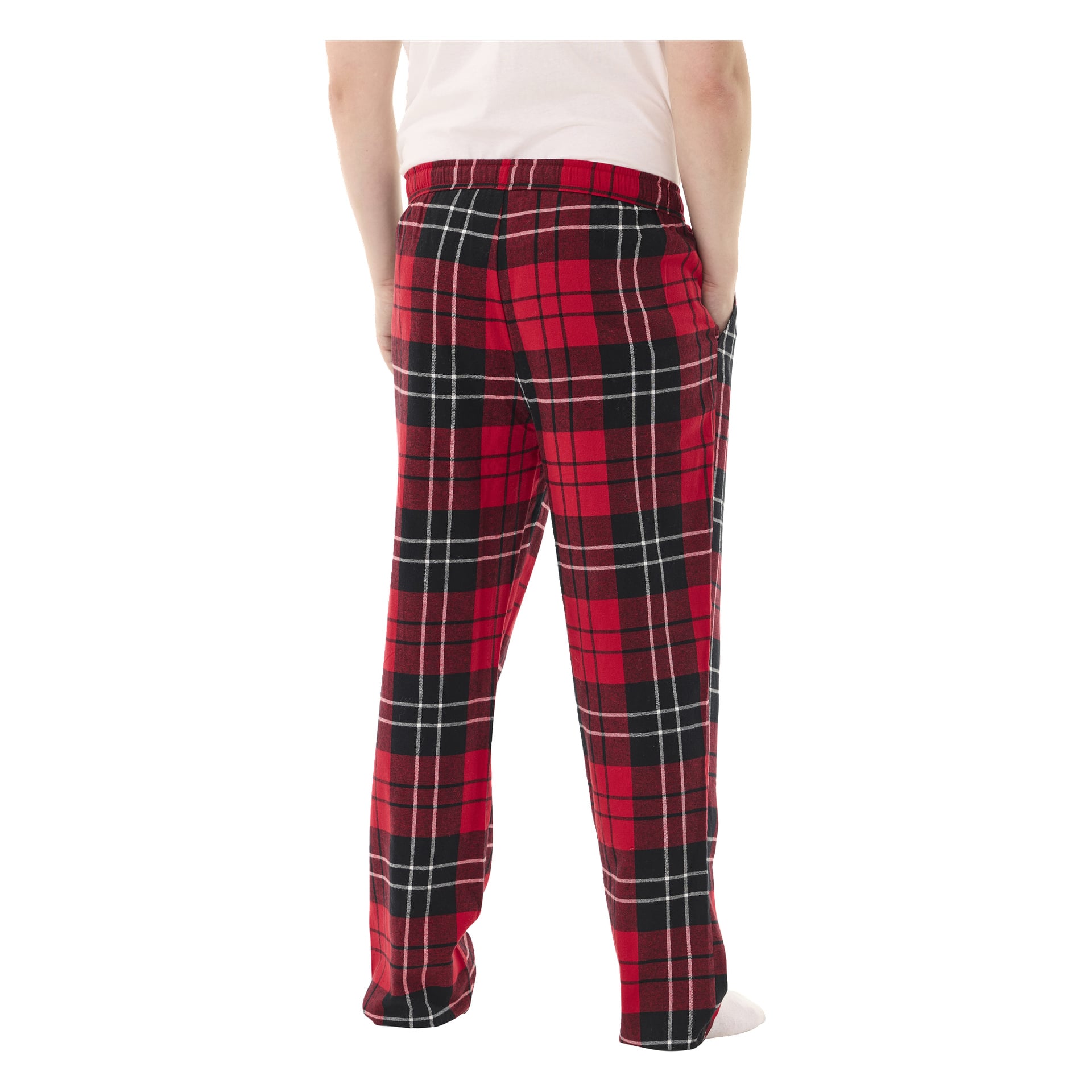 En person ses bakifrån iförd Bluewear pyjamasbyxor med röd och svart rutig design, händerna i fickorna och endast nedre delen av ryggen och benen synliga.