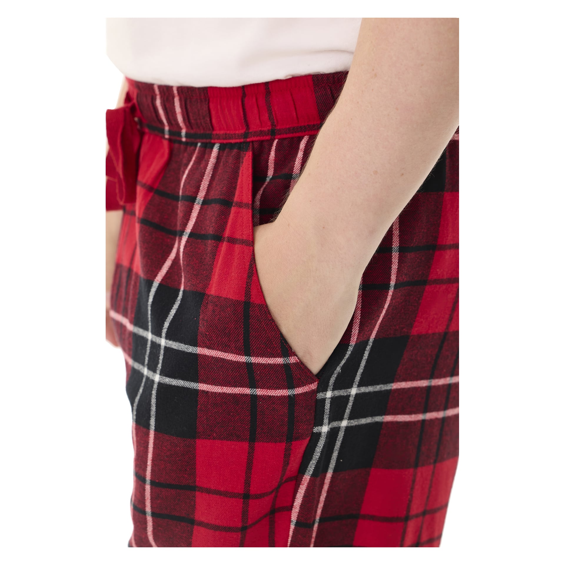 En person bär Bluewear pyjamasbyxor med röd och svart rutig design, ett elastiskt midjeband och en synlig rosett på vänster sida. Deras högra hand vilar i fickan.
