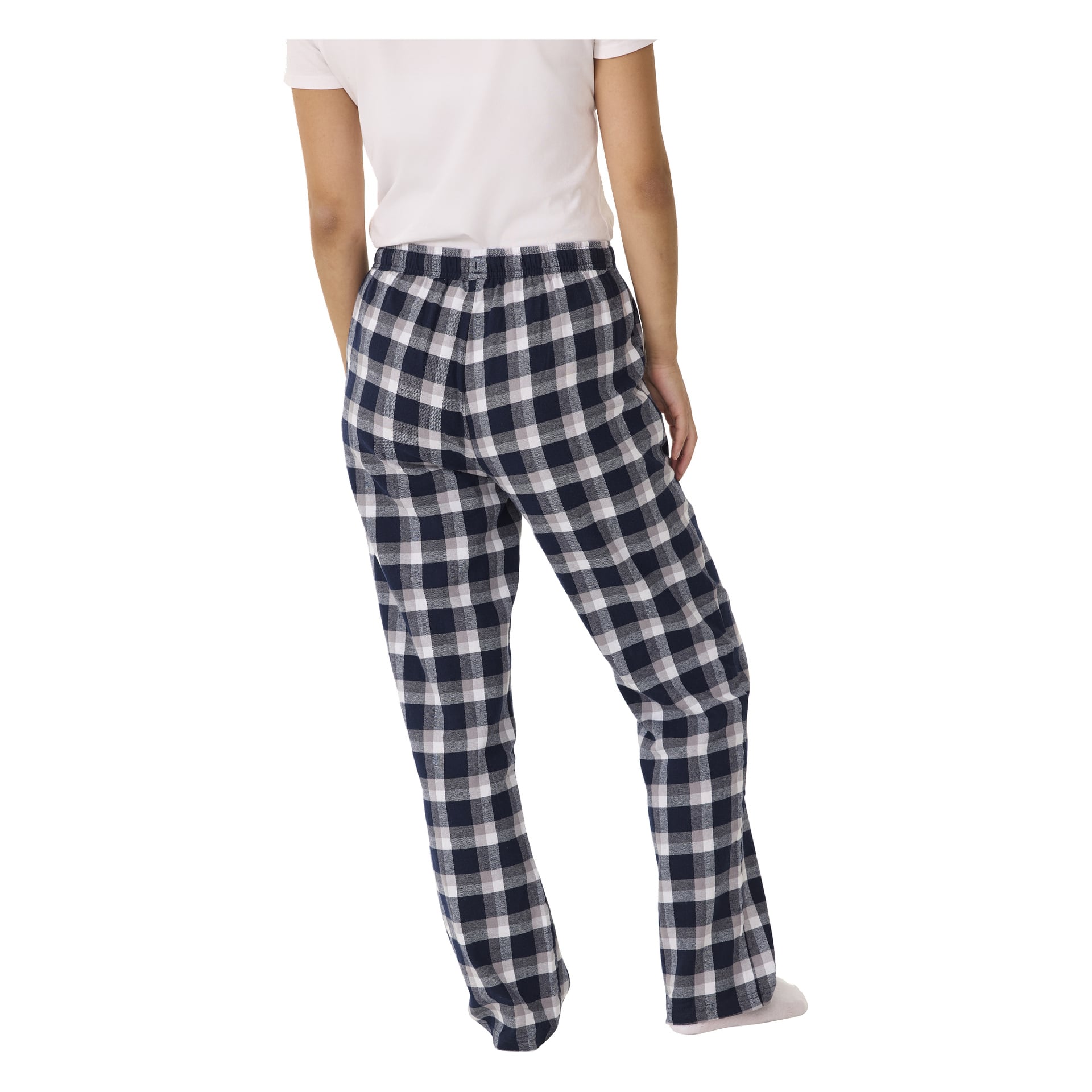 Bilden visar en person från axlarna och neråt, klädd i en vit T-shirt och blåvita rutiga Bluewear pyjamasbyxor, med betoning på byxans baksida.