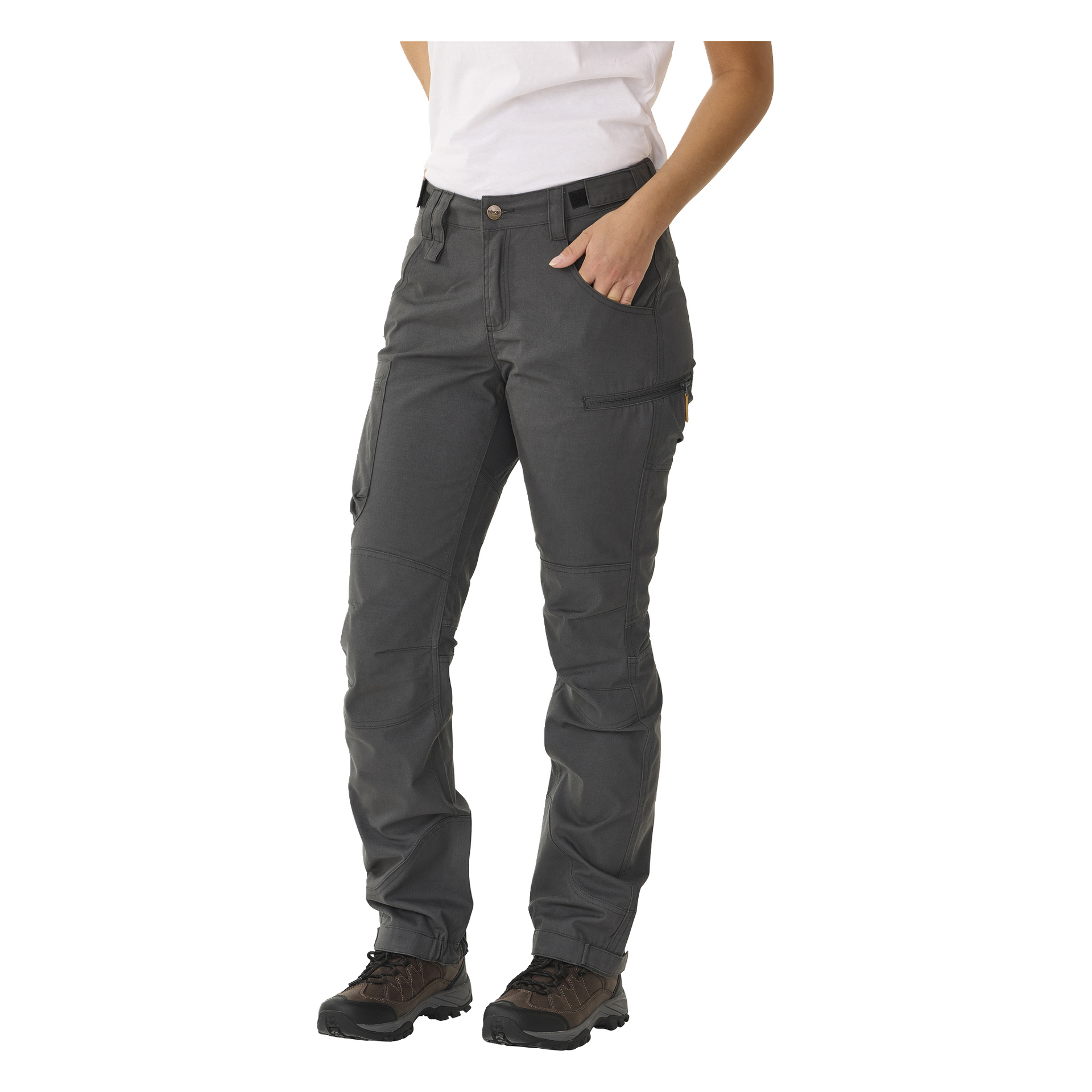 Henkilö mallintaa Kayoba Outdoorin vapaa-ajan housuja, naiset Älvdalen 2.0, toinen käsi rennosti taskussa. Kuvassa näkyy vain alavartalo ja jalat.