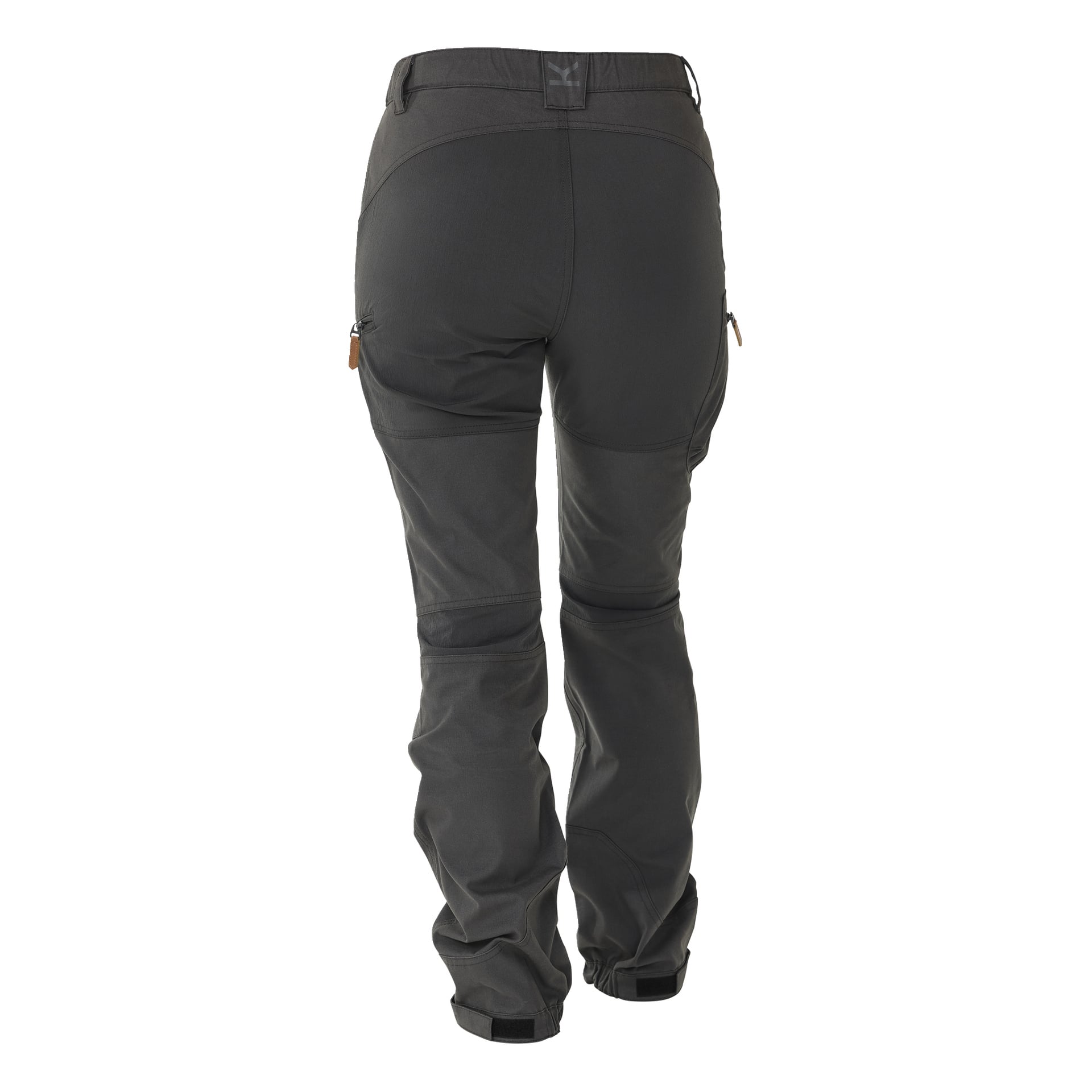 Bakside av en person iført Kayoba Outdoor's Leisure-bukser, kvinner Älvdalen 2.0 i mørkegrått, med forsterket stoff, ledede knær, glidelåslommer og justerbare mansjetter.