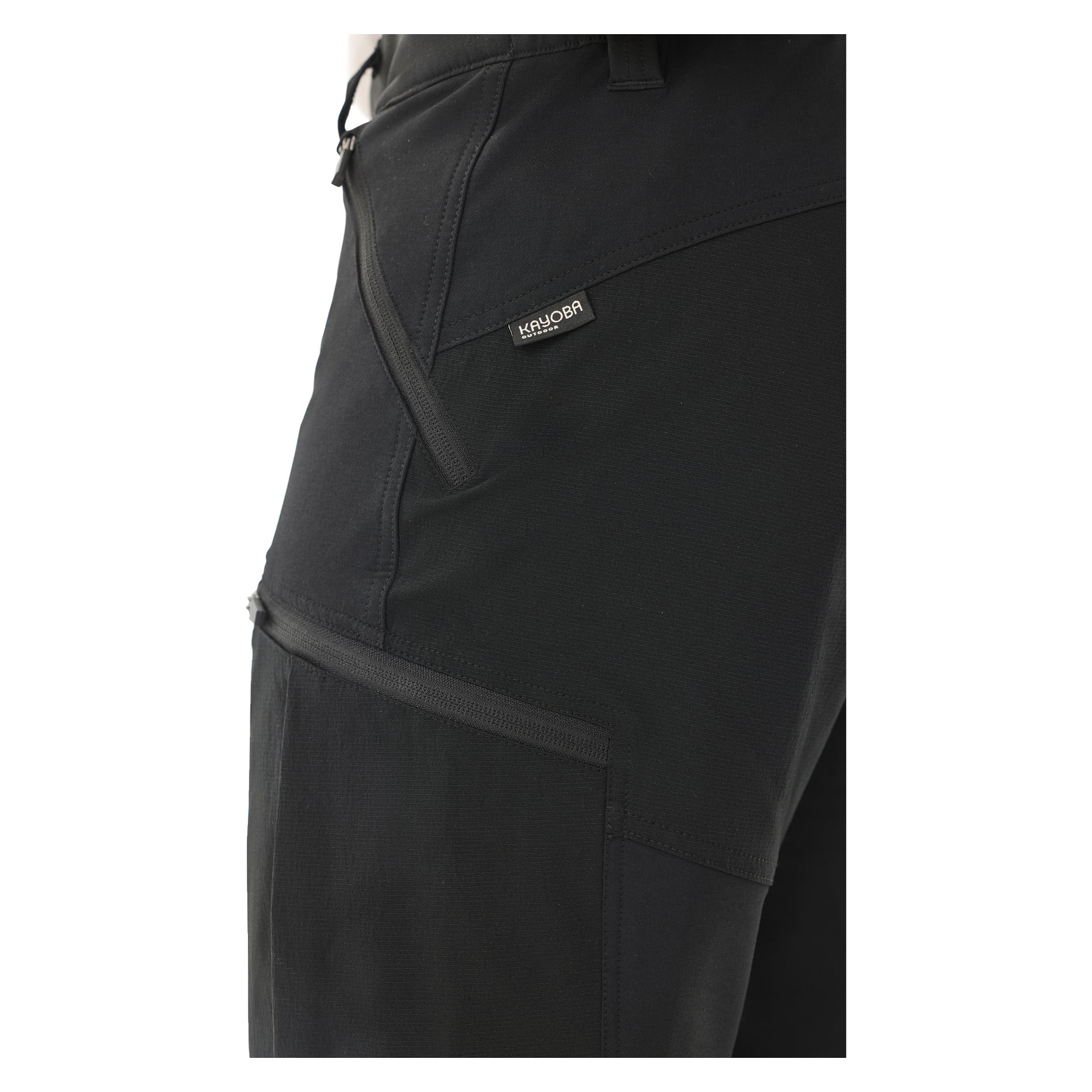 Detaillierte Ansicht der Kayoba Outdoor Herren Abisko Zip-off-Hosen in Schwarz, die die sichtbare Naht hervorhebt, eine Reißverschlusstasche und ein kleines rechteckiges Kayoba Outdoor-Etikett am oberen Oberschenkel. Das Bild zeigt nur einen Abschnitt des Bundes und der Oberschenkel.