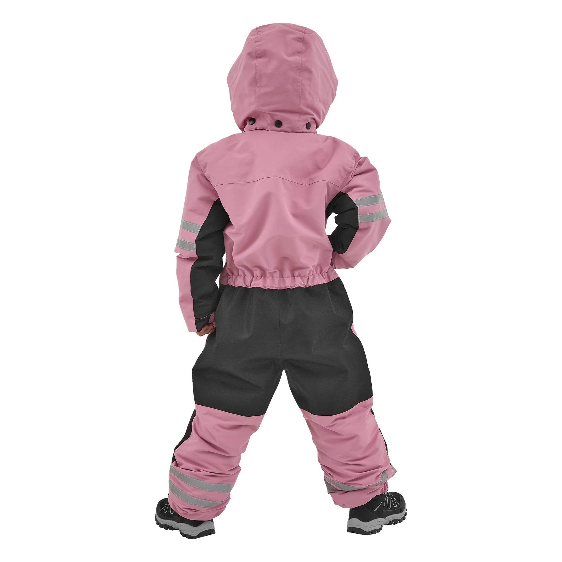 Ett barn, sett bakifrån, bär en rosa och svart Kayoba Outdoor Dundret hooded snöoverall med reflekterande ränder på ärmar och byxben. Vinterdräkten är isolerad och barnet bär också svarta vinterstövlar.