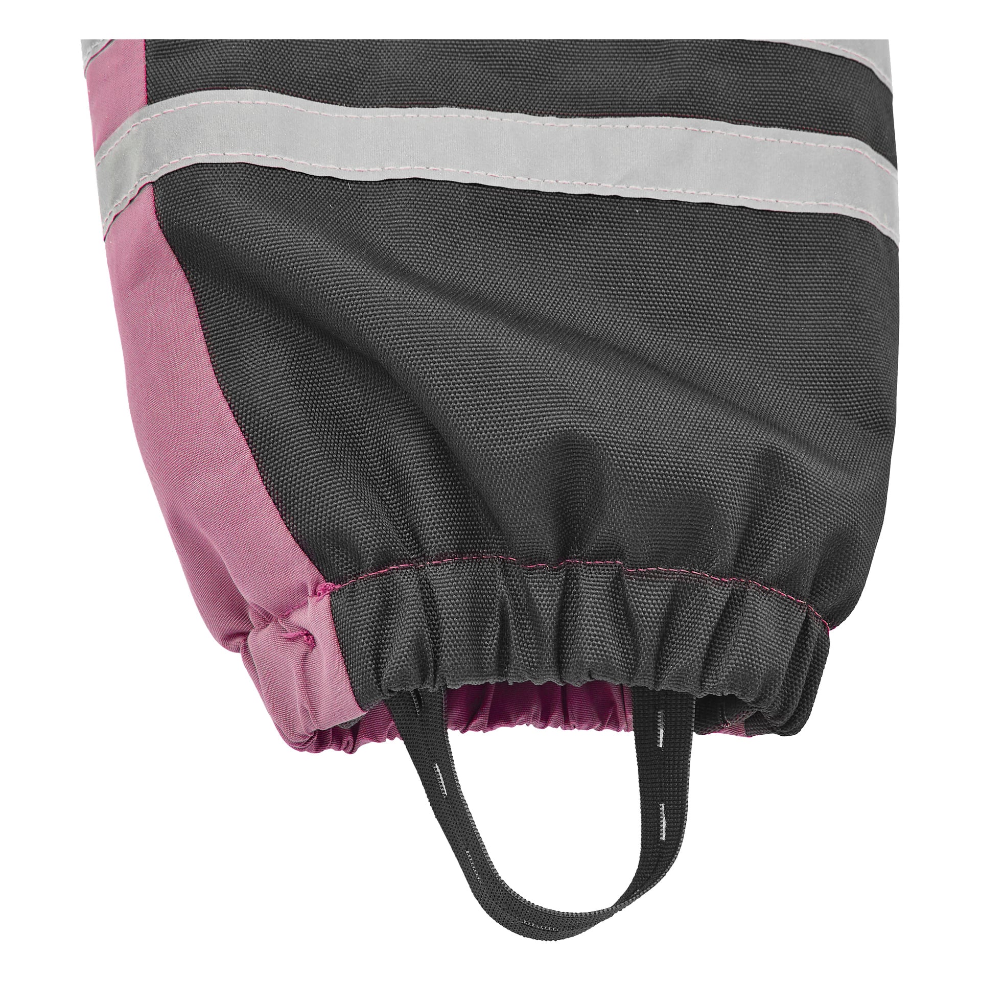Detaljerad vy av Kayoba Outdoor Dundret-plagget som framhäver dess svarta och rosa tyg, en reflekterande rand och en elastisk fåll med två svarta tygöglor vid basen.