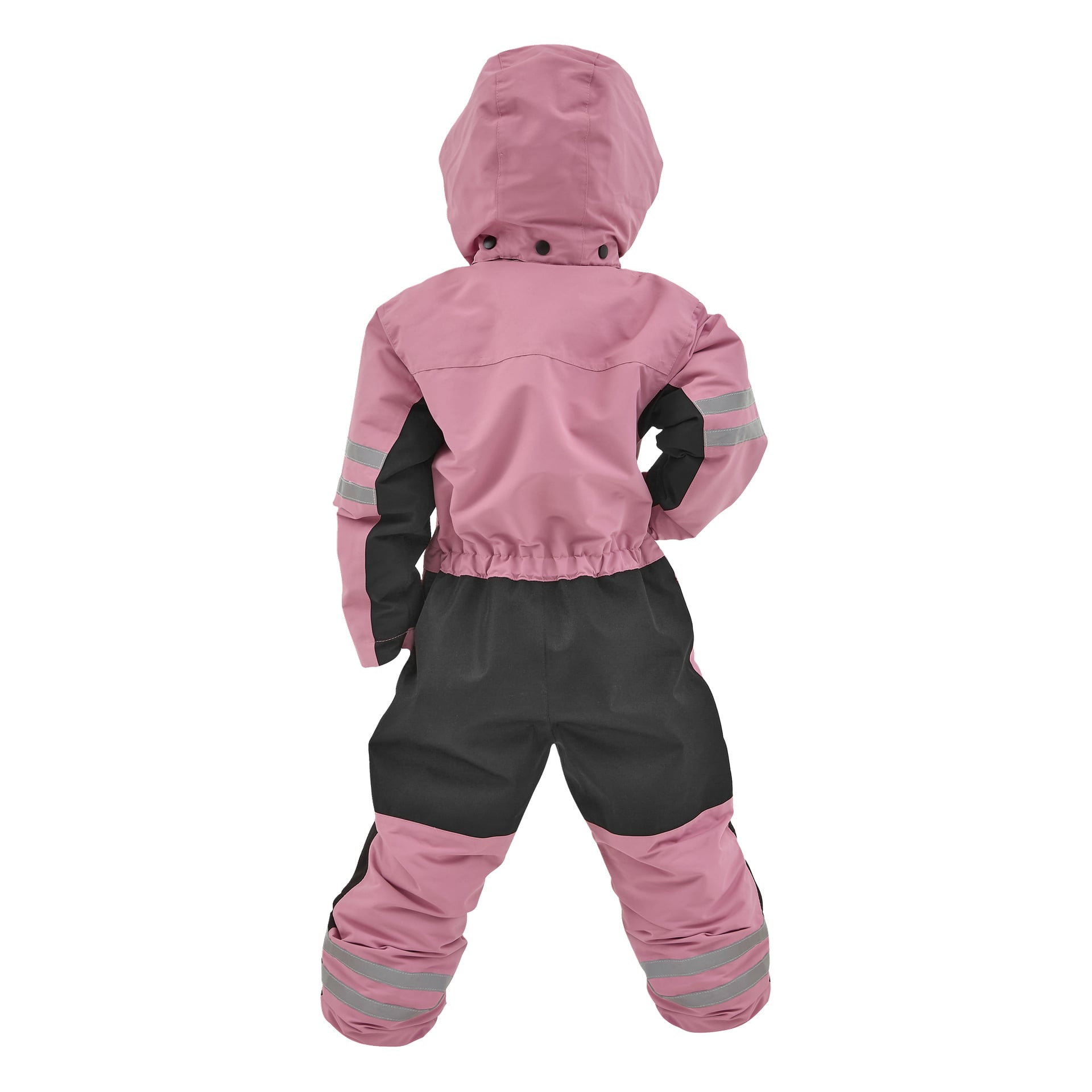 Ett barn i en Kayoba Outdoor Dundret hooded snowsuit, rosa och svart med reflekterande ränder, står med ryggen mot betraktaren, höger hand på höften och vänster arm avslappnad.