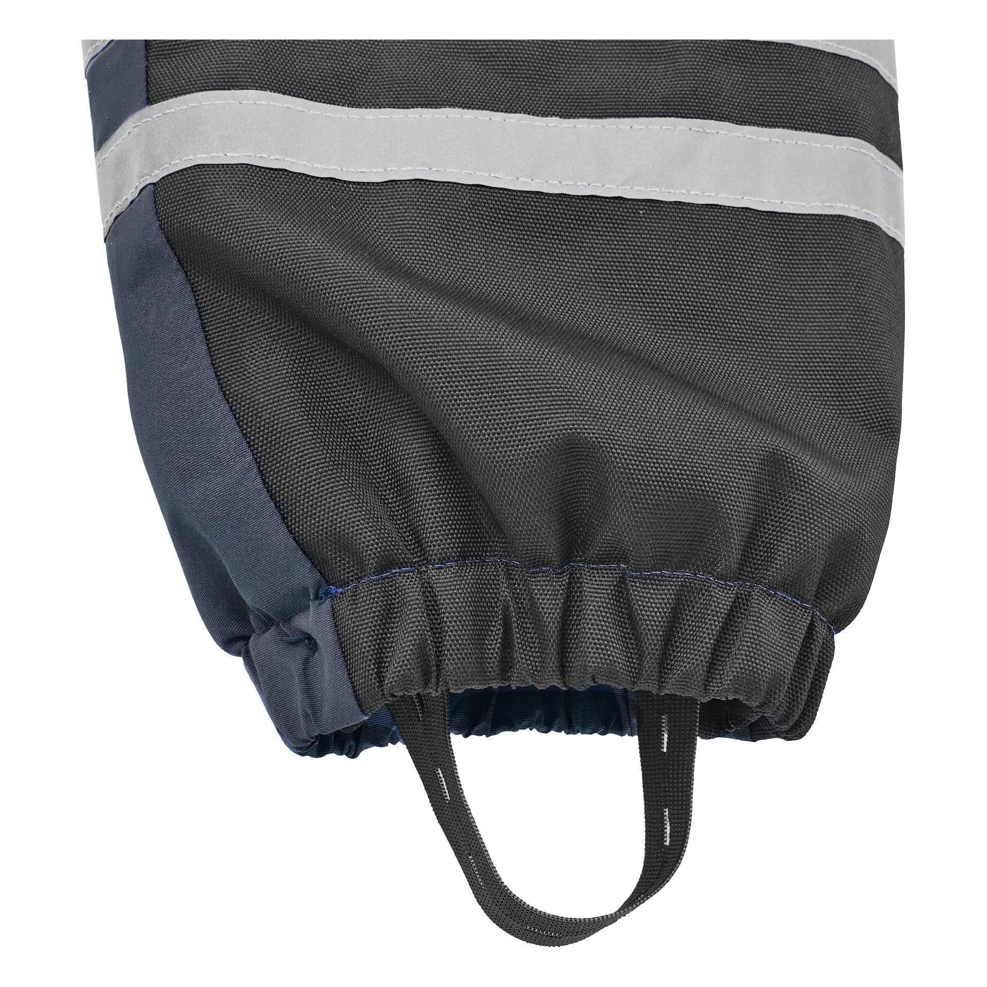 Den nedre kanten på Kayoba Outdoor Dundret-plagget i närbild, med mörkt material med elastisk fåll, en svart tygögla och reflekterande silverränder som löper nära toppen.