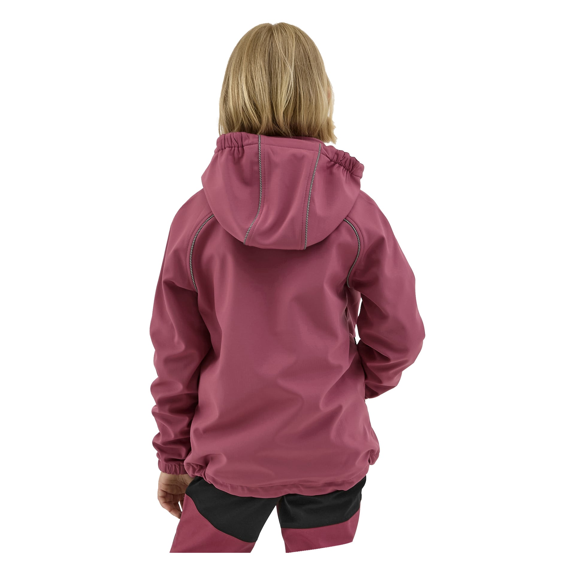 Takaa näkyy suoravaaleat hiukset omaava lapsi, pukeutuneena malvanhohteiseen Kayoba Outdoor Children's softshell -takkiin Kramfors, jossa on näkyvät saumayksityiskohdat ja yhteensopivat housut. Takin huppu on ylhäällä, mutta ei peitä päätä.