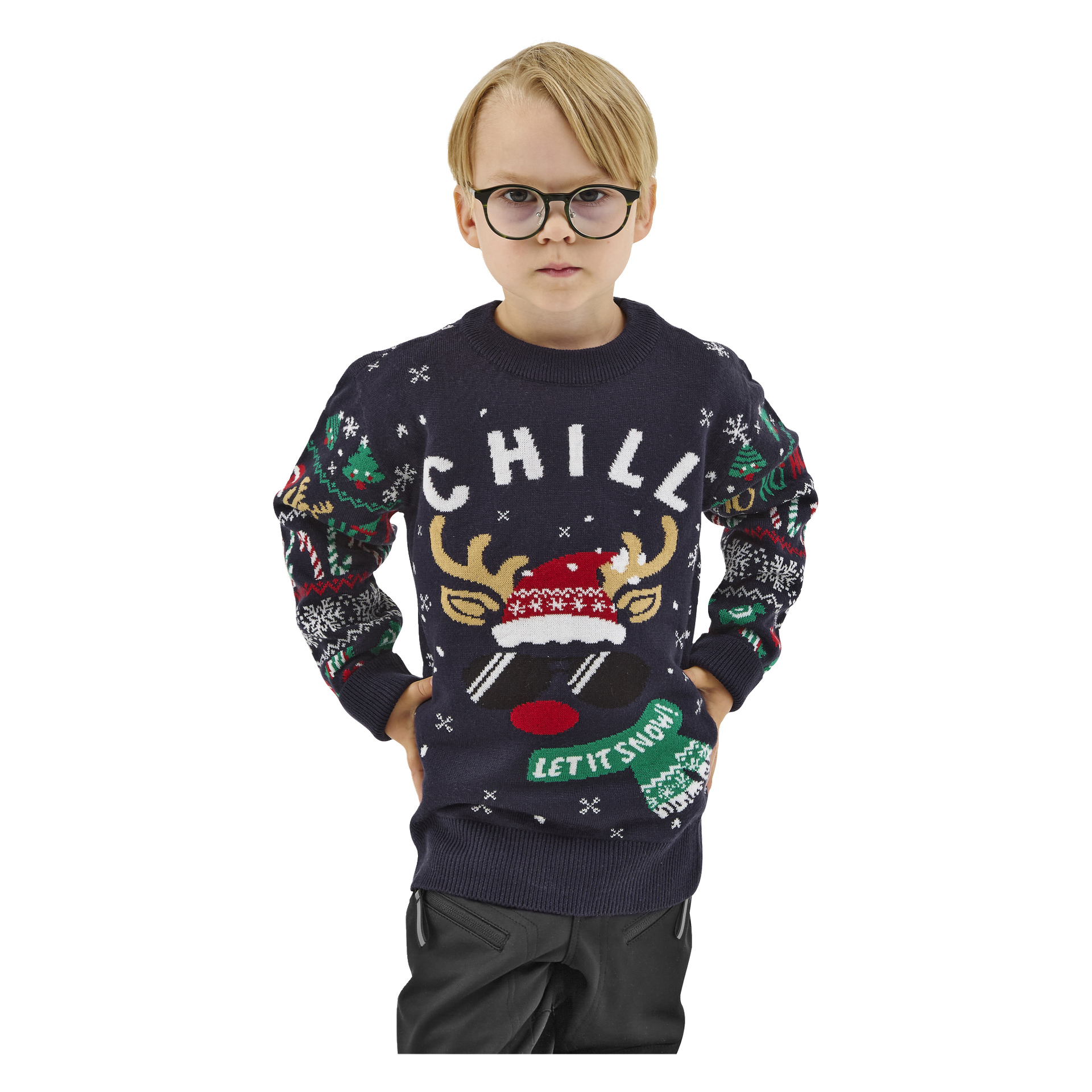 Ett litet barn med blont hår och glasögon bär en marinblå Bluewear Children's jultröja dekorerad med en ren, julmönster och orden "CHILL" och "LET IT SNOW." Barnet vänder sig mot kameran med en neutral blick.