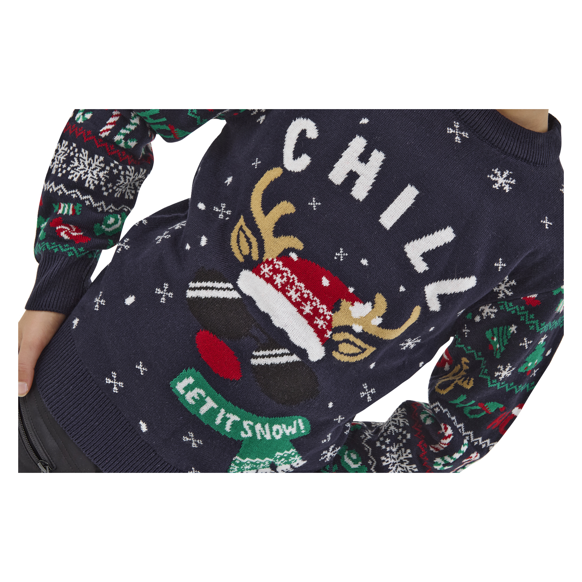 Ett barn är klädt i en marinblå Bluewear-jultröja dekorerad med festliga inslag, inklusive orden "CHILL" och "LET IT SNOW!", snöflingor, polkagrisar och ett renhuvud med solglasögon och tomteluvsa.