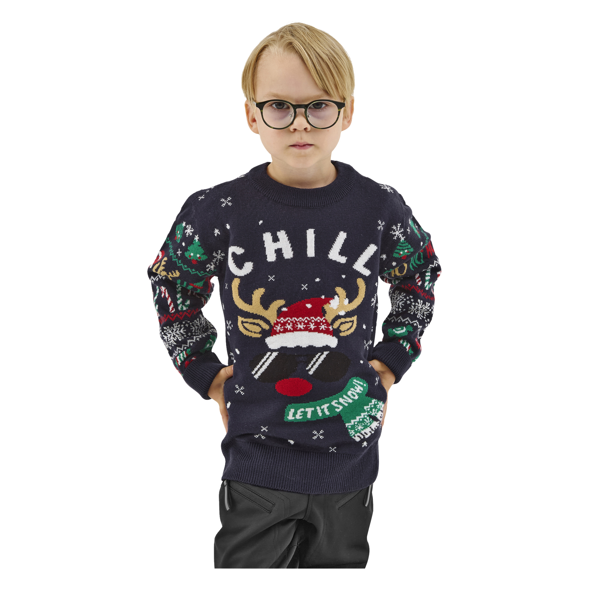 Ett barn med blont hår och glasögon är klädd i en marinblå Bluewear Children's jultröja prydd med renar, snöflingor, julgranar och fraserna "CHILL" och "LET IT SNOW." Barnet parar ihop tröjan med svarta byxor.