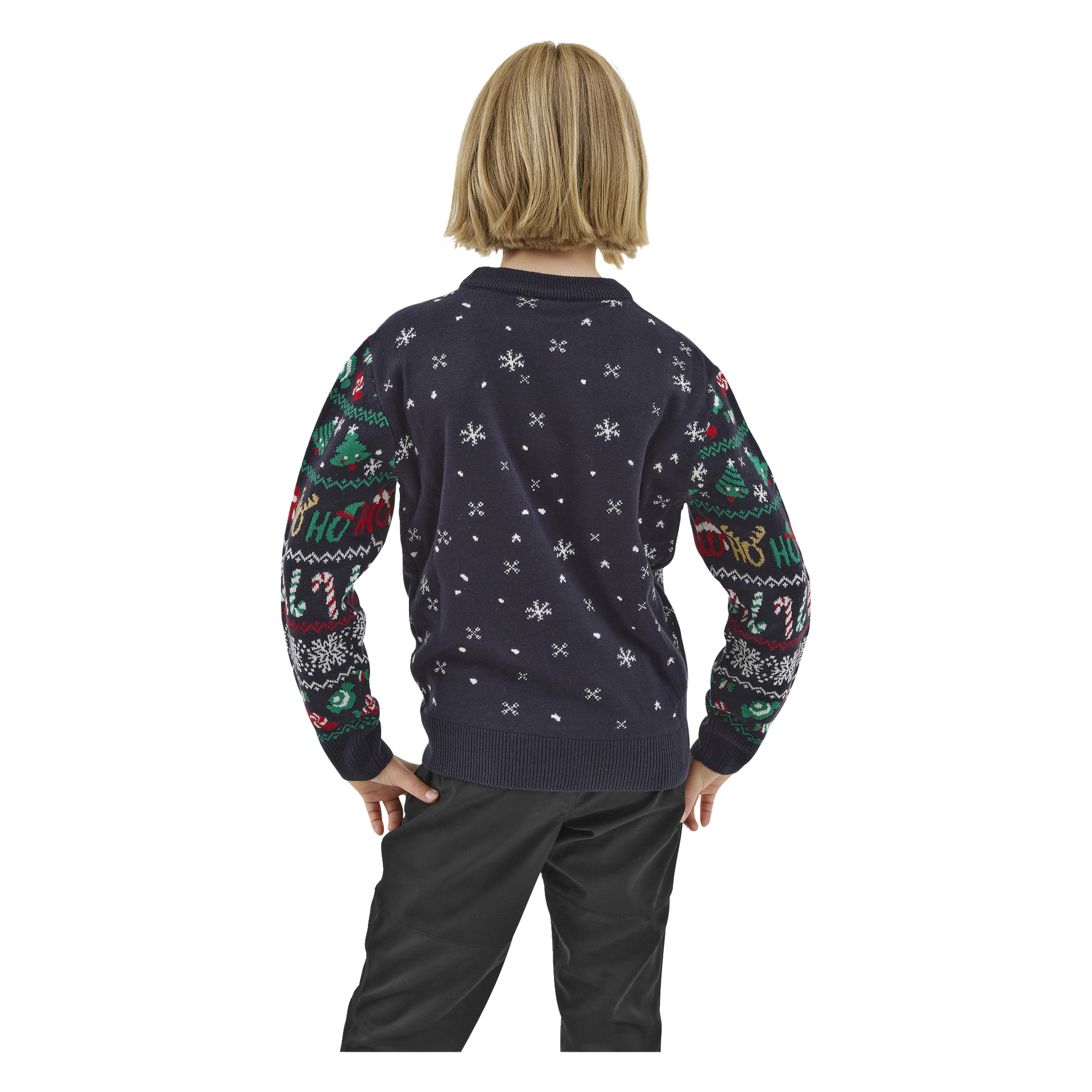 Ett blont barn står med ryggen vänd, klädd i en marinblå Bluewear Children's jultröja dekorerad med julgranar, snöflingor, polkagrisar och "Ho Ho Ho"-motiv på ärmarna, tillsammans med svarta byxor.