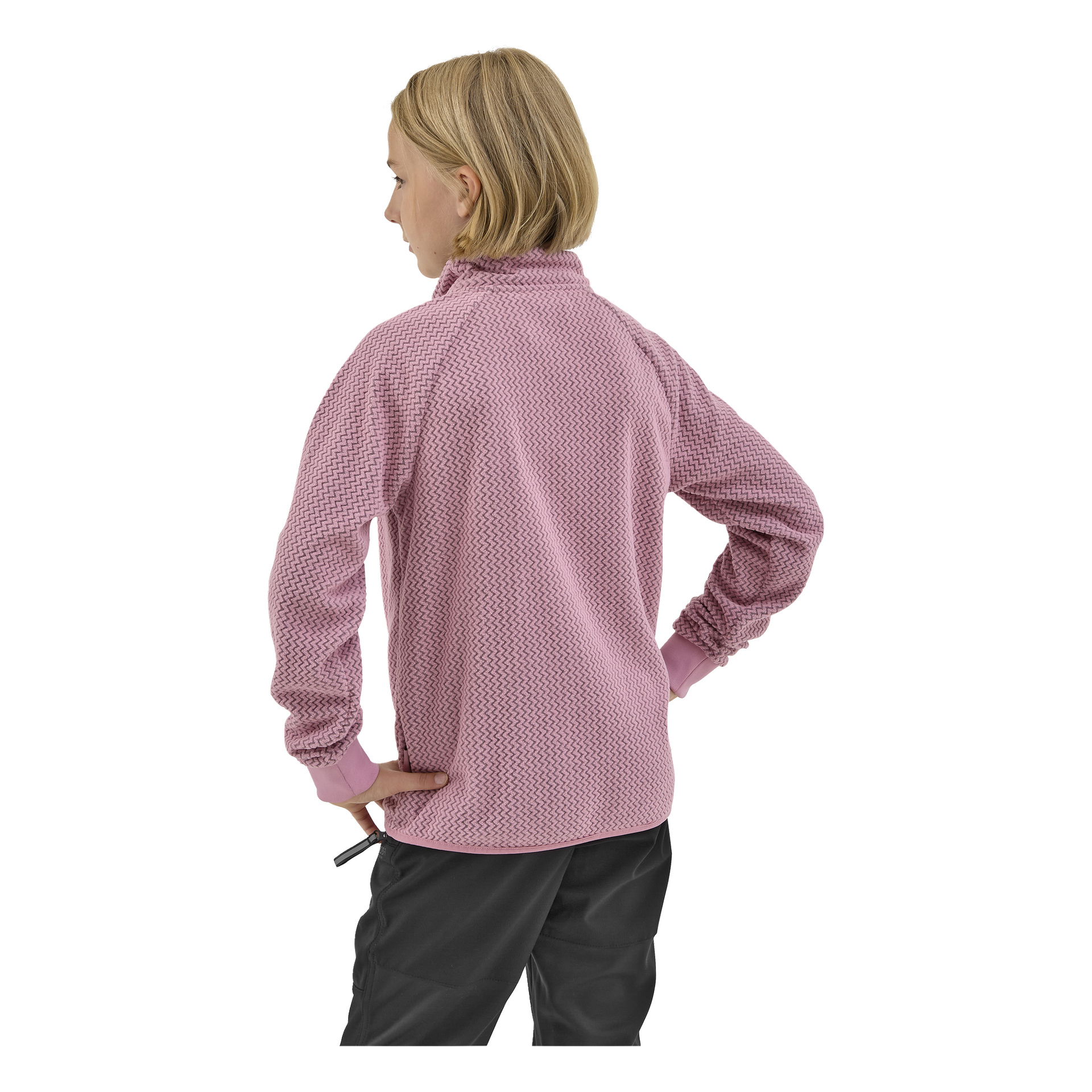 Lyhyt vaaleahiuksinen lapsi, joka katsotaan takaapäin, on pukeutunut vaaleanpunaiseen Kayoba Omberg Outdoor Children's fleece-takkiin ja tummiin housuihin. Heidän vasen kätensä on lanteella, kun taas oikea käsi roikkuu luonnollisesti sivulla.