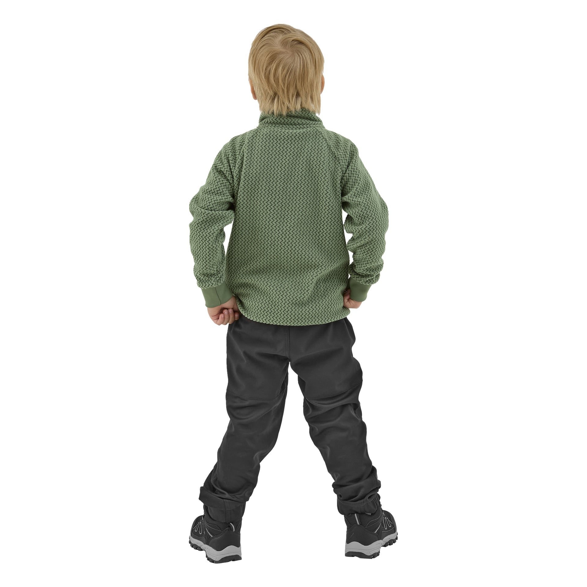 Takaa nähdään vaaleahiuksinen nuori lapsi, pukeutuneena vihreään Kayoba Outdoor Children's Fleece Jacket Ombergiin, tummiin housuihin ja mustiin kenkiin.