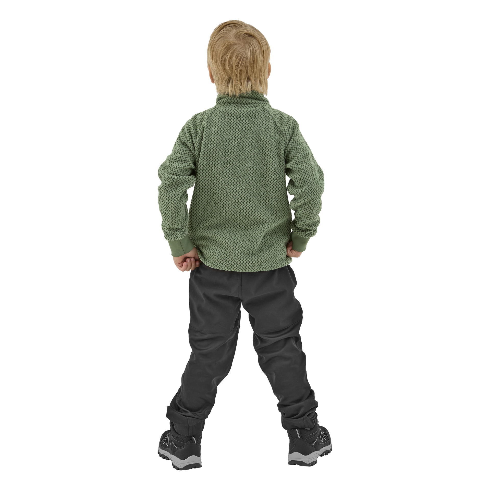 Nuori vaaleahiuksinen lapsi seisoo selkä katsojaa kohti, pukeutuneena vihreään pitkähihaiseen Kayoba Outdoor Children's fleece-takkiin nimeltä Omberg, tummat housut ja harmaat mustavalkoiset lenkkarit.
