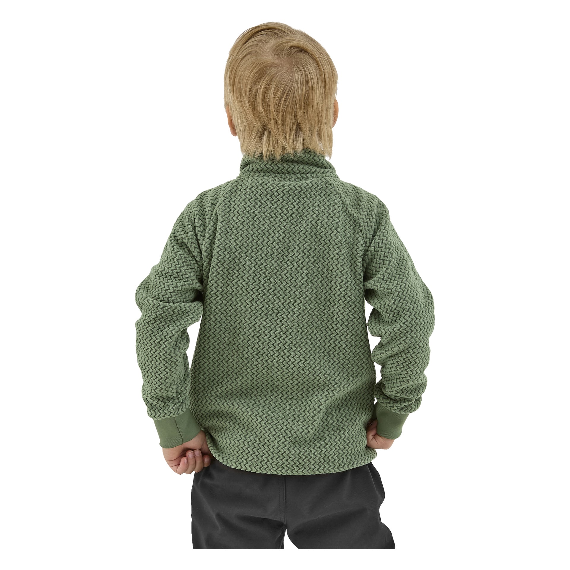 Vaaleahiuksinen nuori lapsi seisoo selkä kameraan päin, yllään vihreä Kayoba Outdoor Children's fleece -takki Omberg ja tummat housut, kädet rennosti sivuilla.