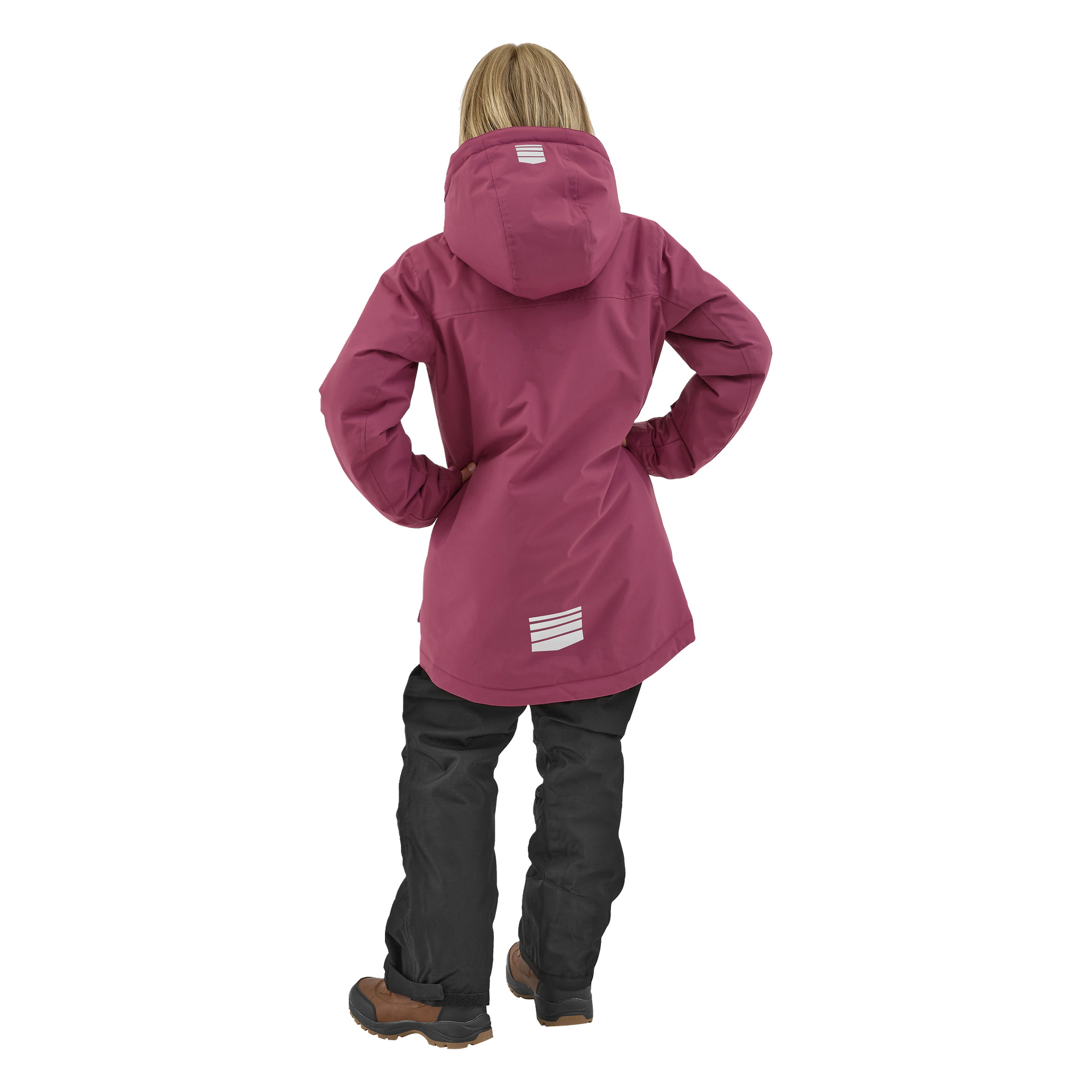 En person med blont hår står med händerna i sidorna, ryggen mot kameran, iklädd en magenta Kayoba Outdoor Children's vinterjacka Kläppen med reflekterande remsor och matchad med svarta byxor.