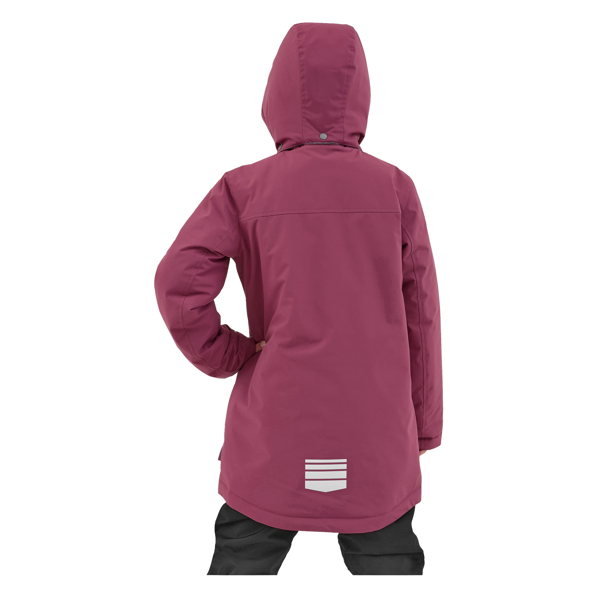 Ett barn står med ryggen bortvänd, iklädd Kayoba Outdoor Children's vinterjacka Kläppen – en lång vinröd huva med reflekterande detalj nära nederkanten. En hand vilar på höften, och en del av deras svarta byxor syns.