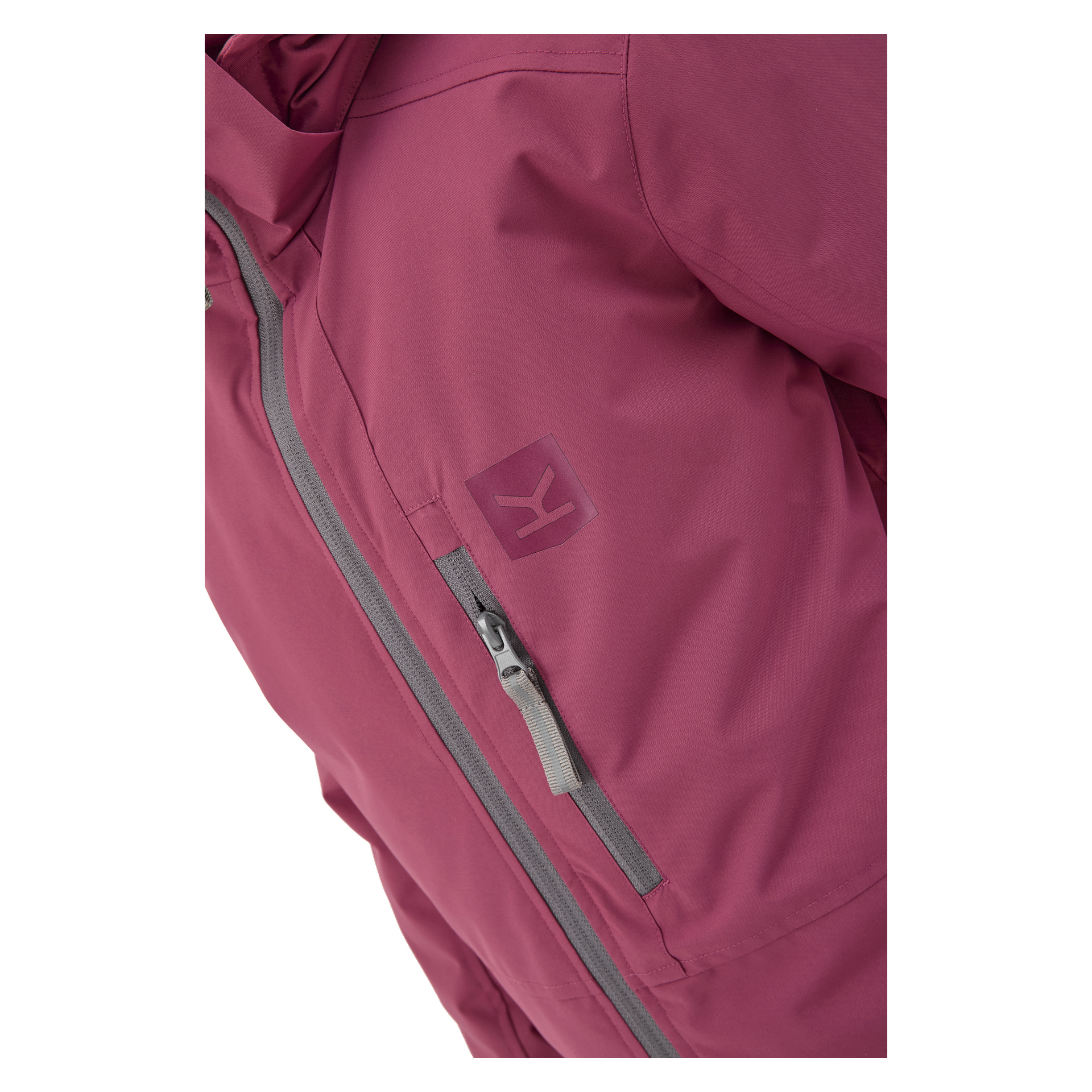 Närbild på Kayoba Outdoor Children's Kläppen vinterjacka i vinrött, som framhäver den grå dragkedjan och en diskret logga på bröstet. Tyget ser slätt och vattenavvisande ut.