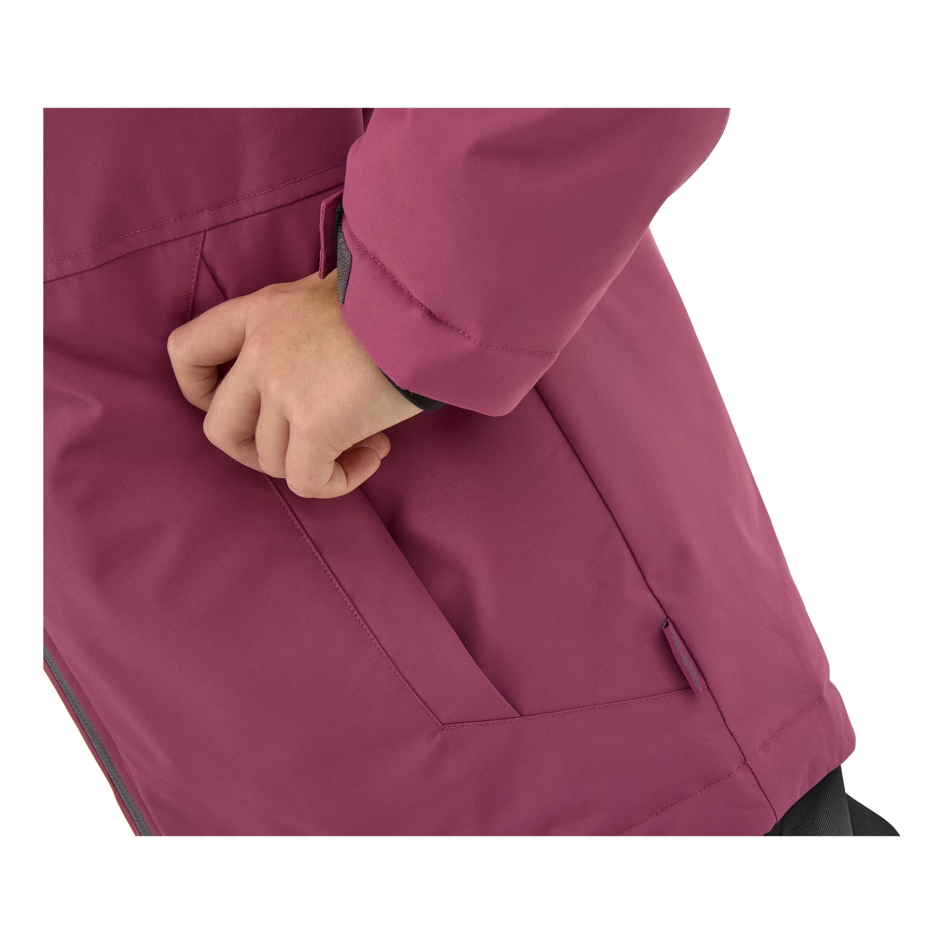En närbild visar ett barn i en magenta Kayoba Outdoor Children's vinterjacka Kläppen, med bara armen och handen synliga när de stoppar höger hand i sidofickan på jackan.