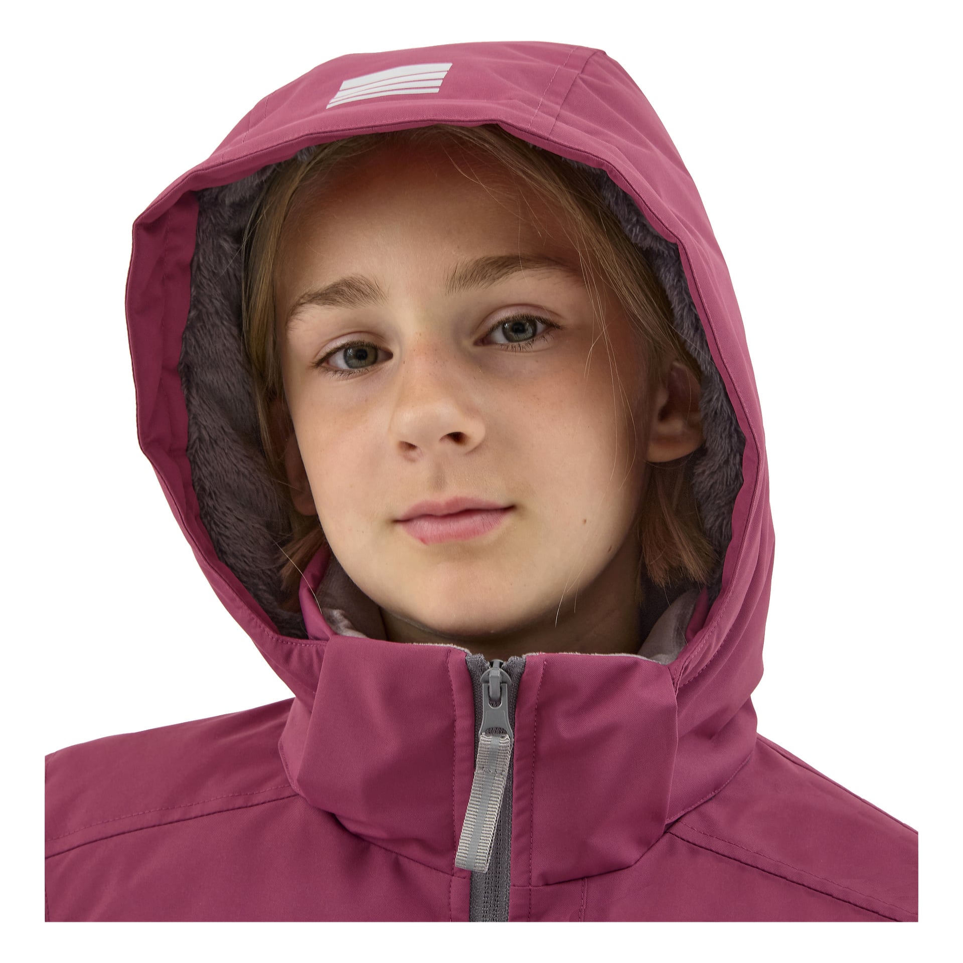En ung person med ljust hår bär den magenta Kayoba Outdoor Children's vinterjackan Kläppen, huvan uppe och jackan dragkedjad. De vänder sig mot kameran med ett neutralt uttryck.
